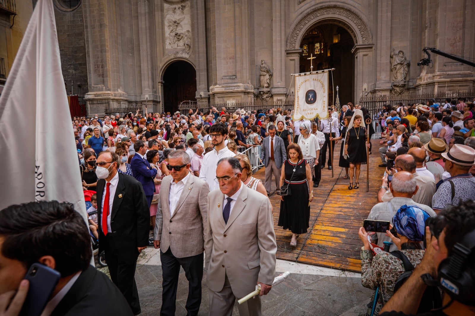 Miles de granadinos se dan cita en las calles de la capital para cumplir con una de las grandes tradiciones recuperadas