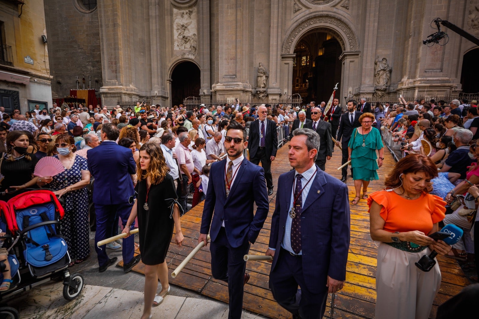 Miles de granadinos se dan cita en las calles de la capital para cumplir con una de las grandes tradiciones recuperadas