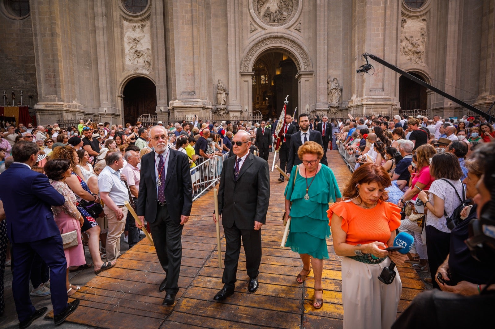 Miles de granadinos se dan cita en las calles de la capital para cumplir con una de las grandes tradiciones recuperadas