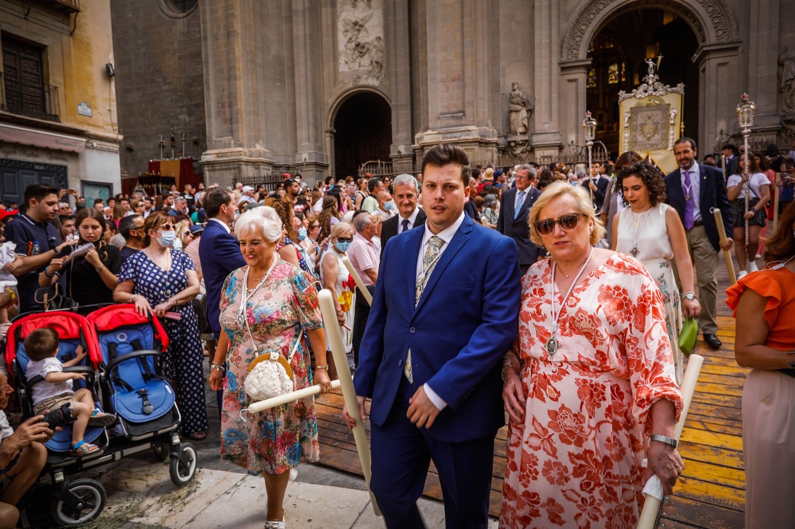 Miles de granadinos se dan cita en las calles de la capital para cumplir con una de las grandes tradiciones recuperadas