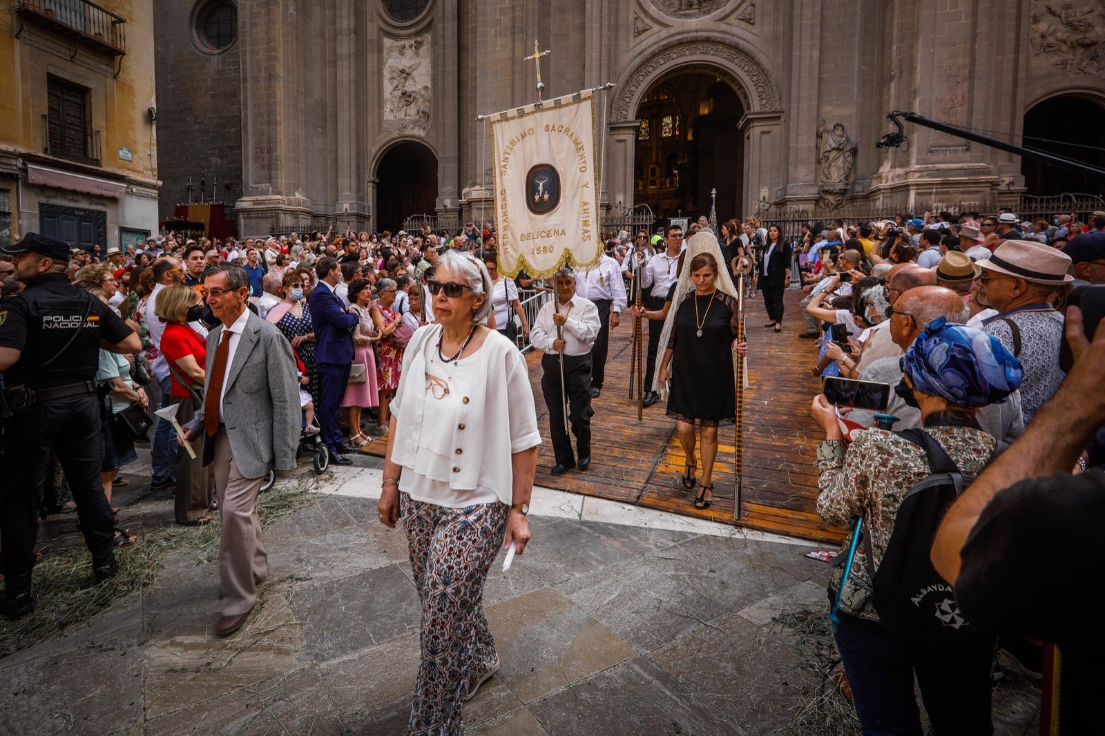 Miles de granadinos se dan cita en las calles de la capital para cumplir con una de las grandes tradiciones recuperadas