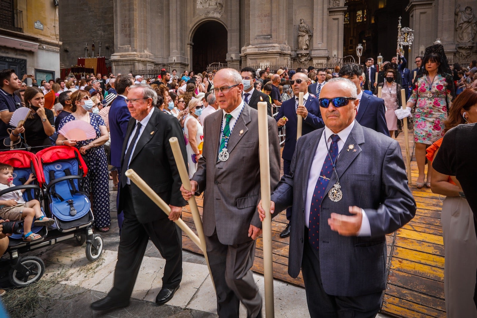 Miles de granadinos se dan cita en las calles de la capital para cumplir con una de las grandes tradiciones recuperadas