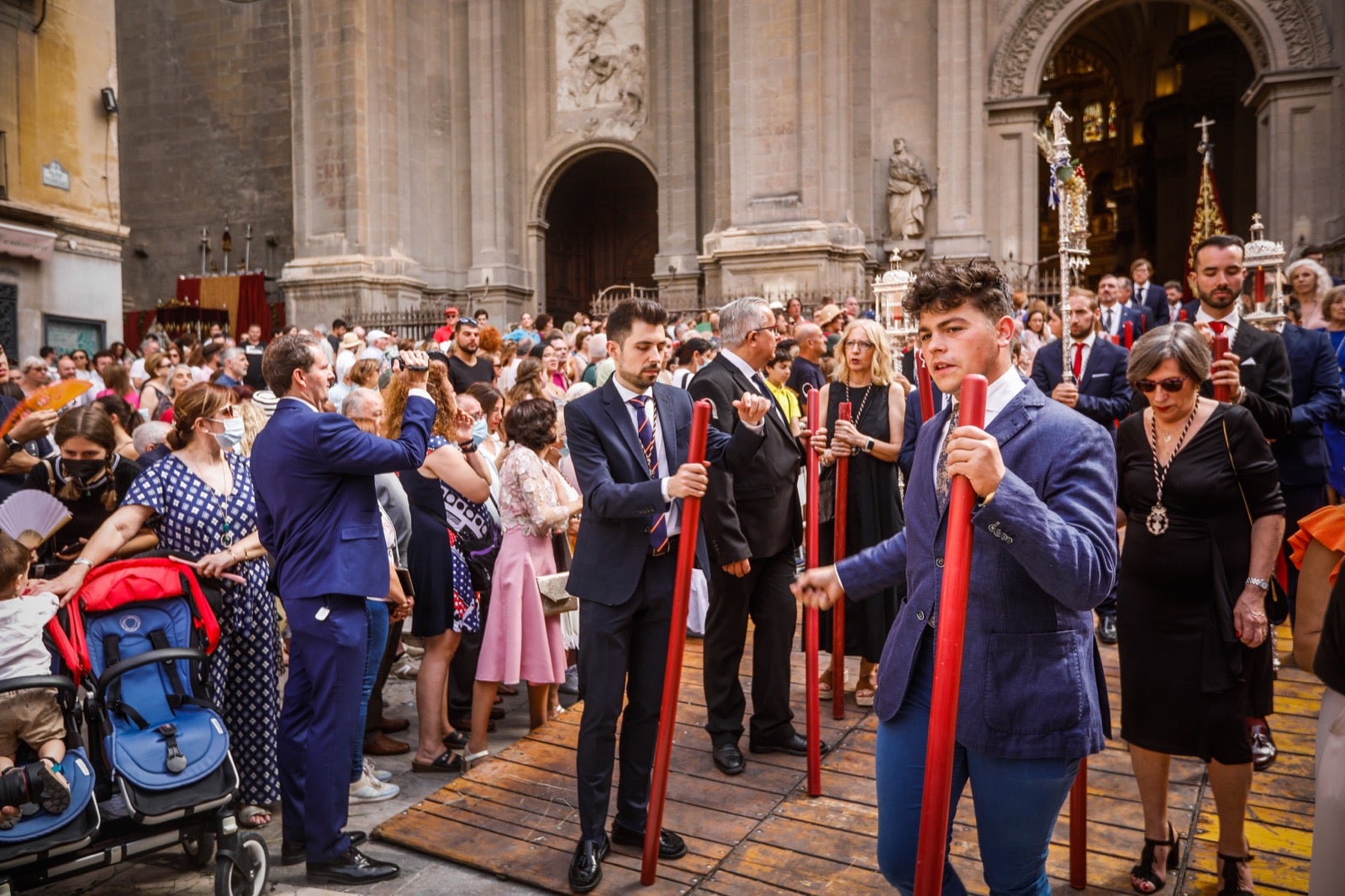 Miles de granadinos se dan cita en las calles de la capital para cumplir con una de las grandes tradiciones recuperadas