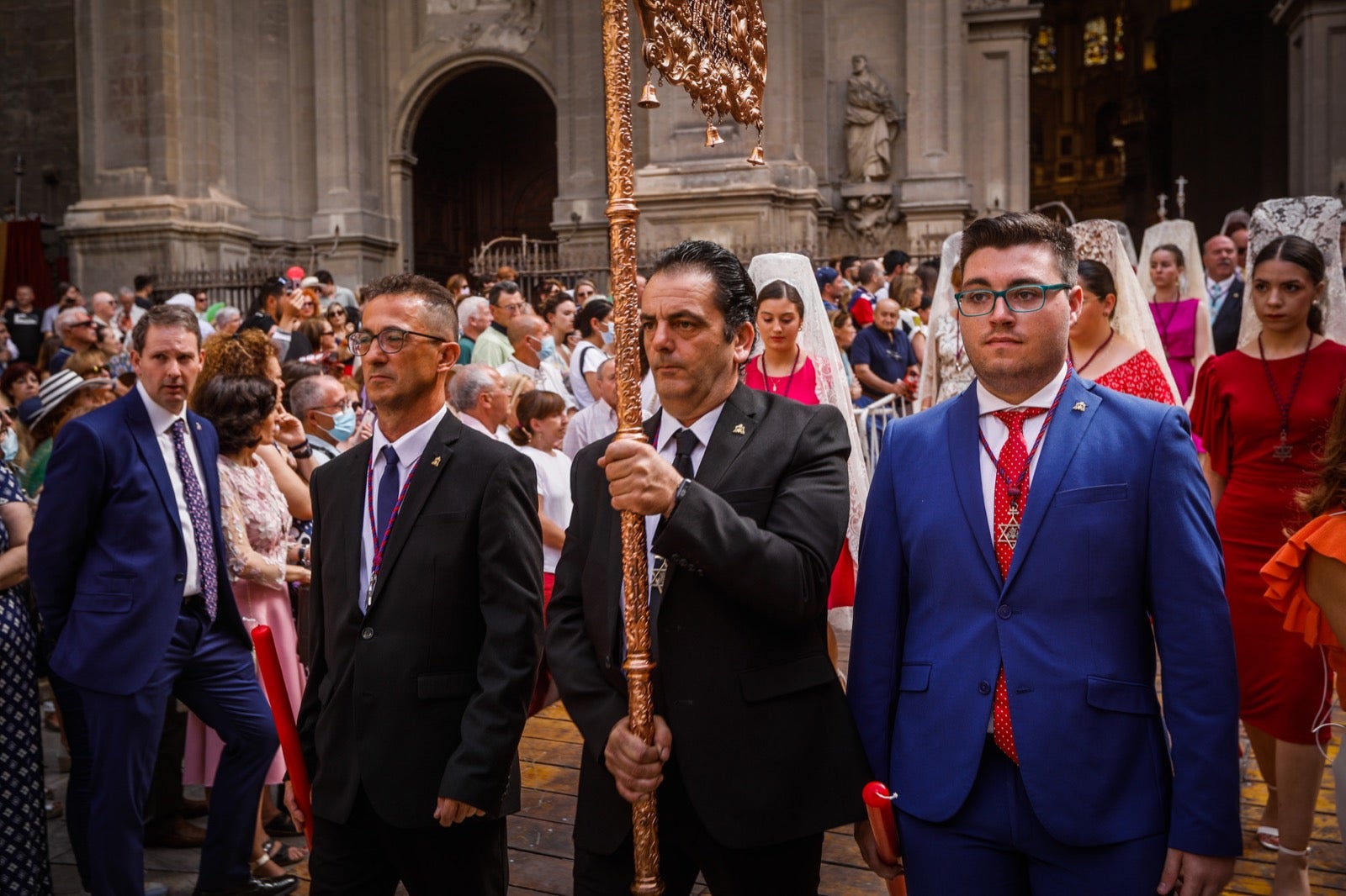 Miles de granadinos se dan cita en las calles de la capital para cumplir con una de las grandes tradiciones recuperadas