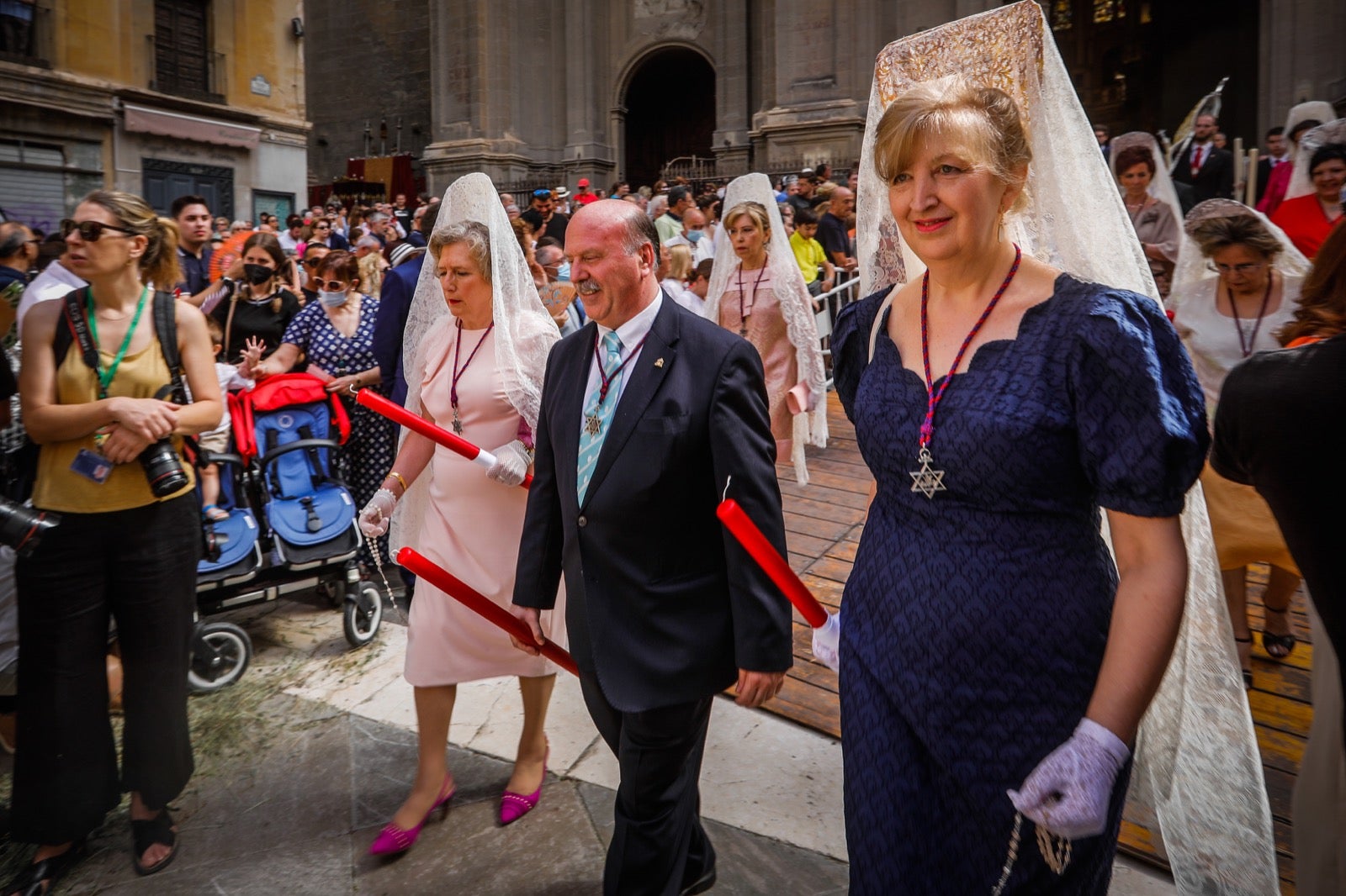 Miles de granadinos se dan cita en las calles de la capital para cumplir con una de las grandes tradiciones recuperadas