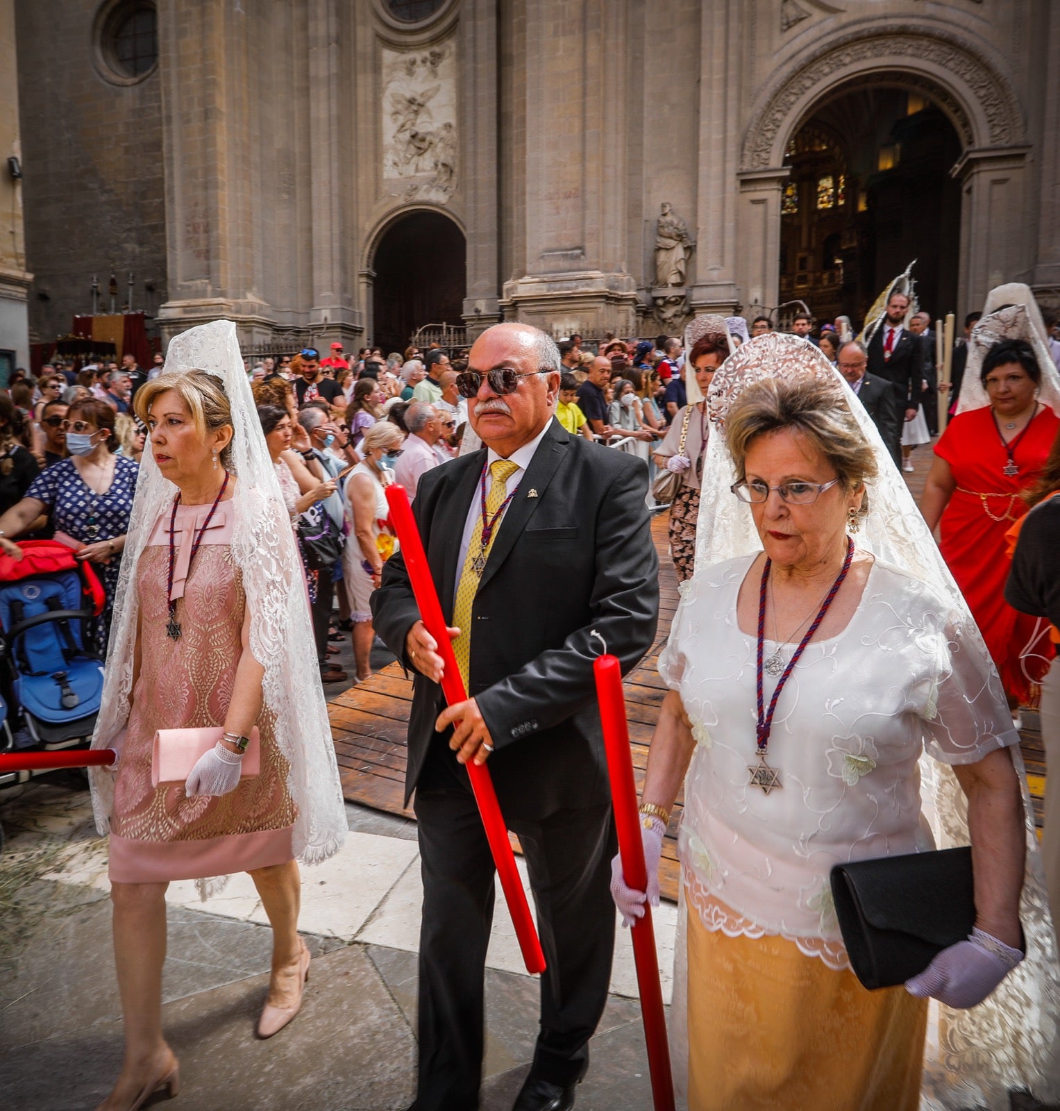 Miles de granadinos se dan cita en las calles de la capital para cumplir con una de las grandes tradiciones recuperadas