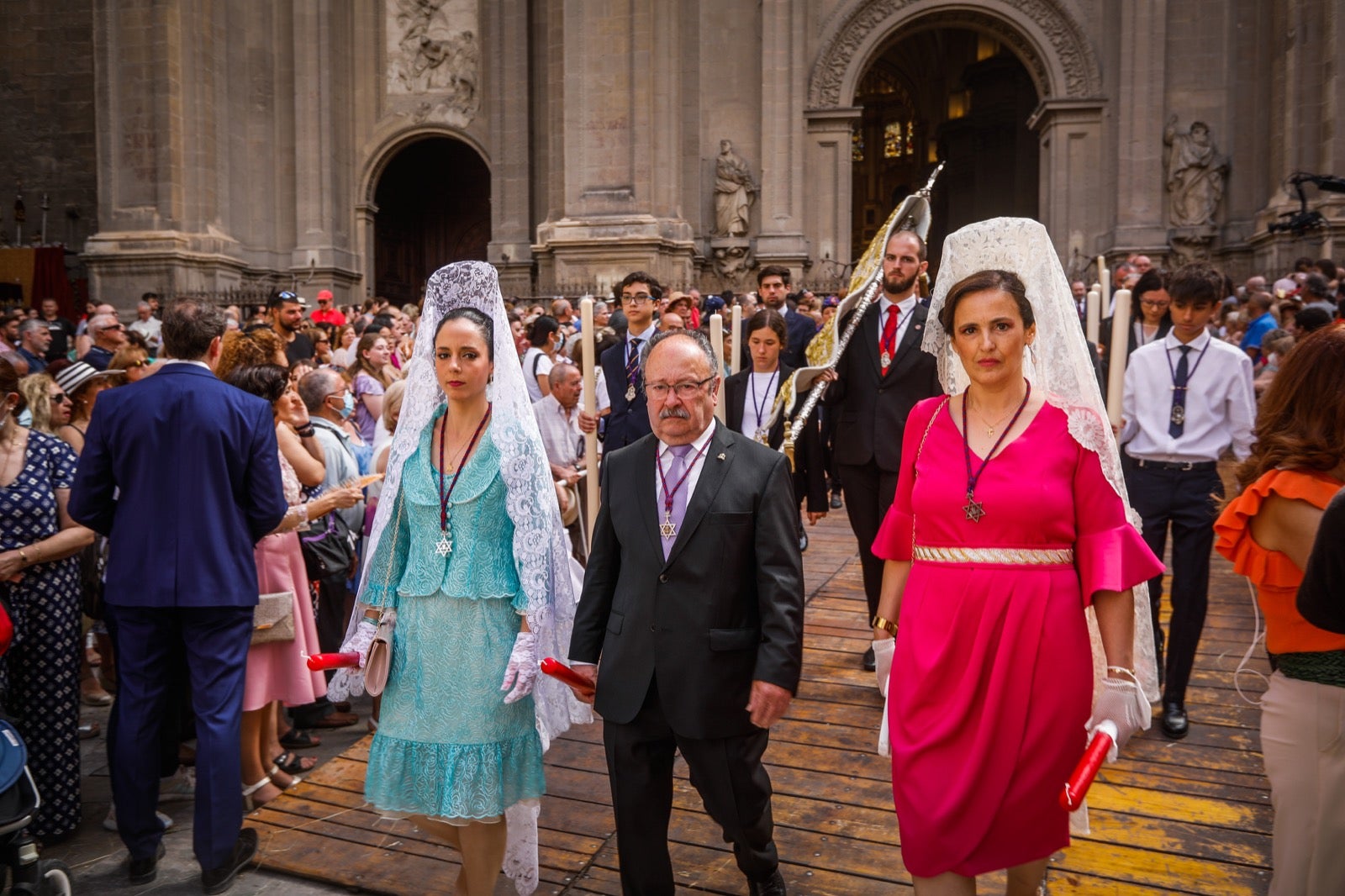 Miles de granadinos se dan cita en las calles de la capital para cumplir con una de las grandes tradiciones recuperadas