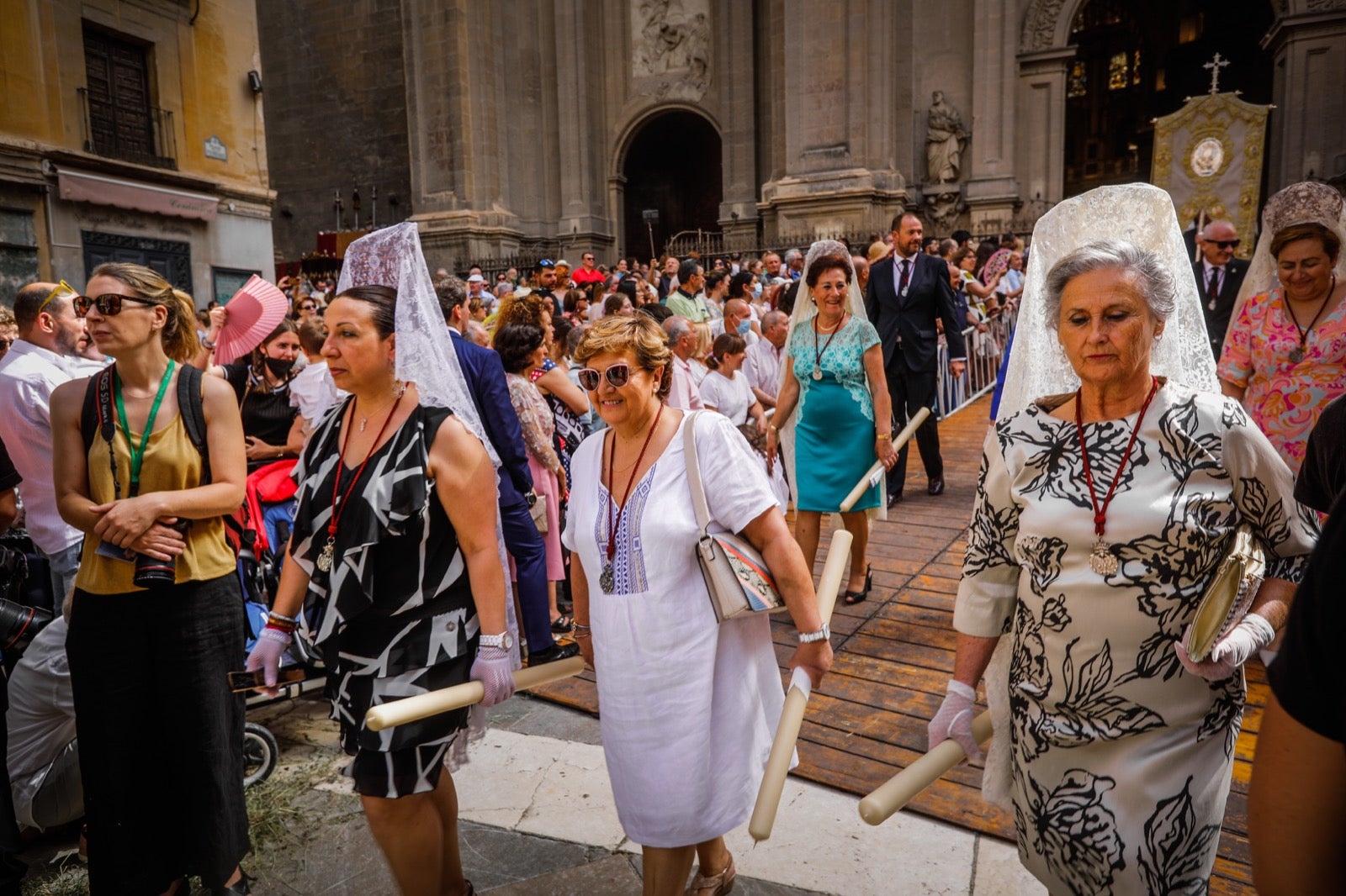 Miles de granadinos se dan cita en las calles de la capital para cumplir con una de las grandes tradiciones recuperadas