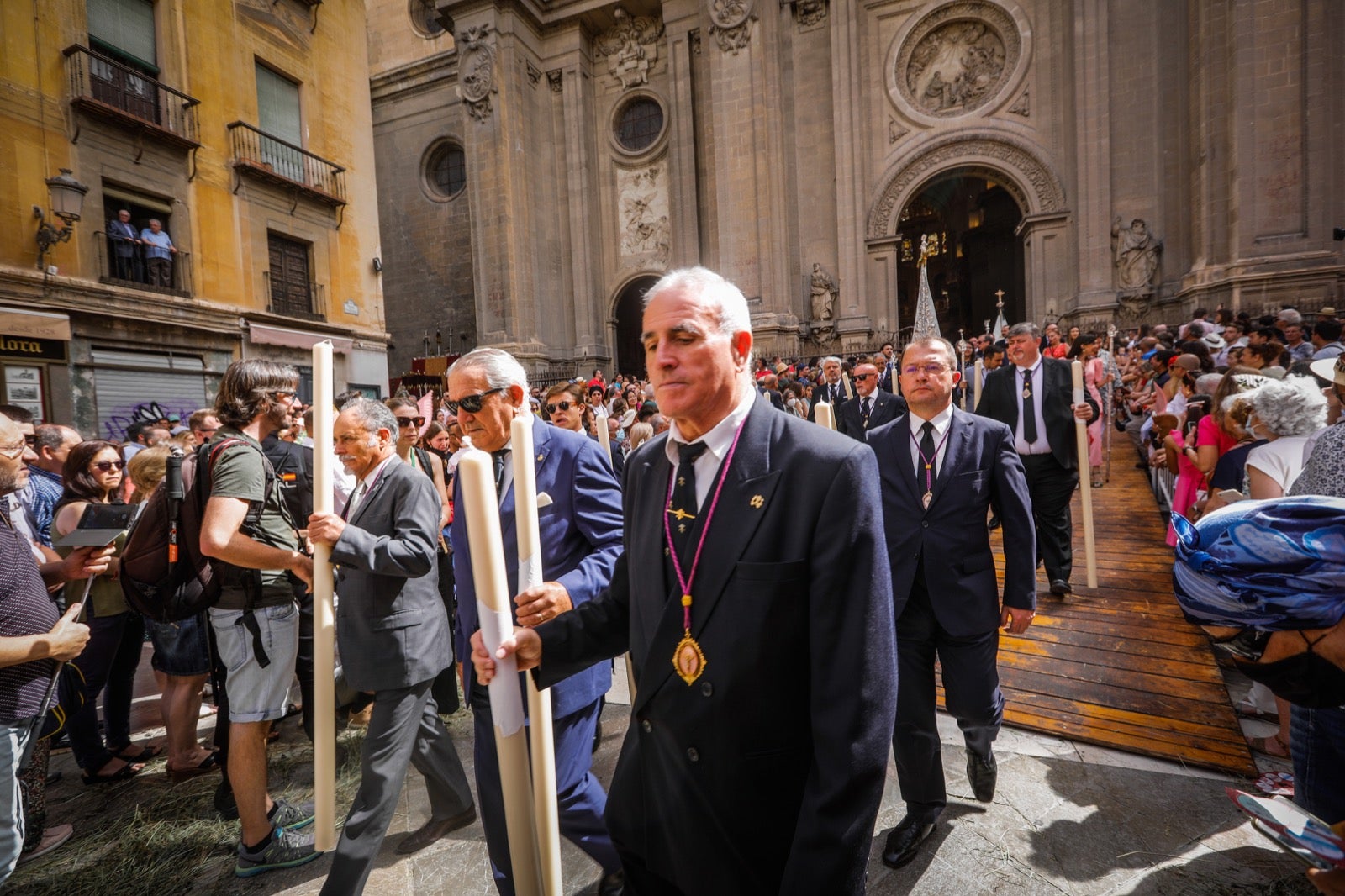 Miles de granadinos se dan cita en las calles de la capital para cumplir con una de las grandes tradiciones recuperadas