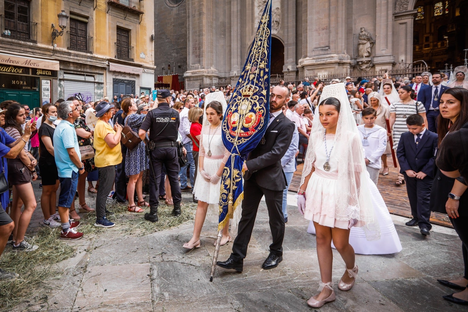 Miles de granadinos se dan cita en las calles de la capital para cumplir con una de las grandes tradiciones recuperadas