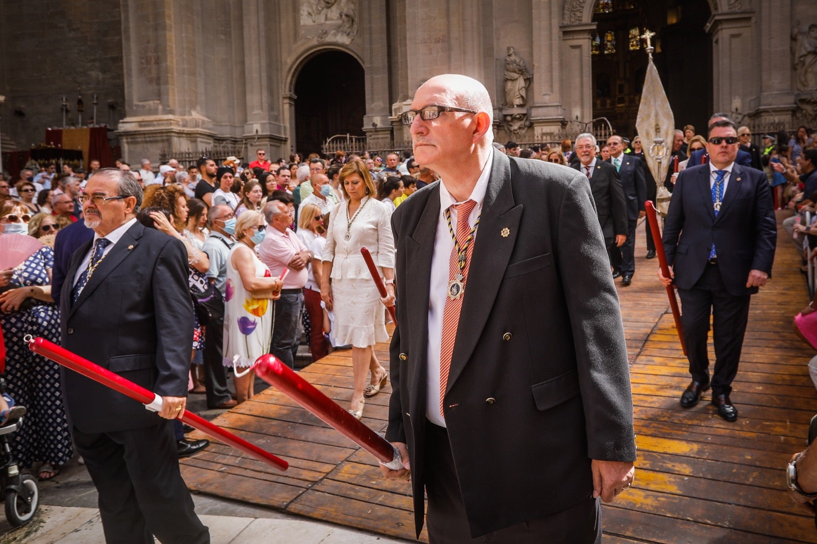 Miles de granadinos se dan cita en las calles de la capital para cumplir con una de las grandes tradiciones recuperadas