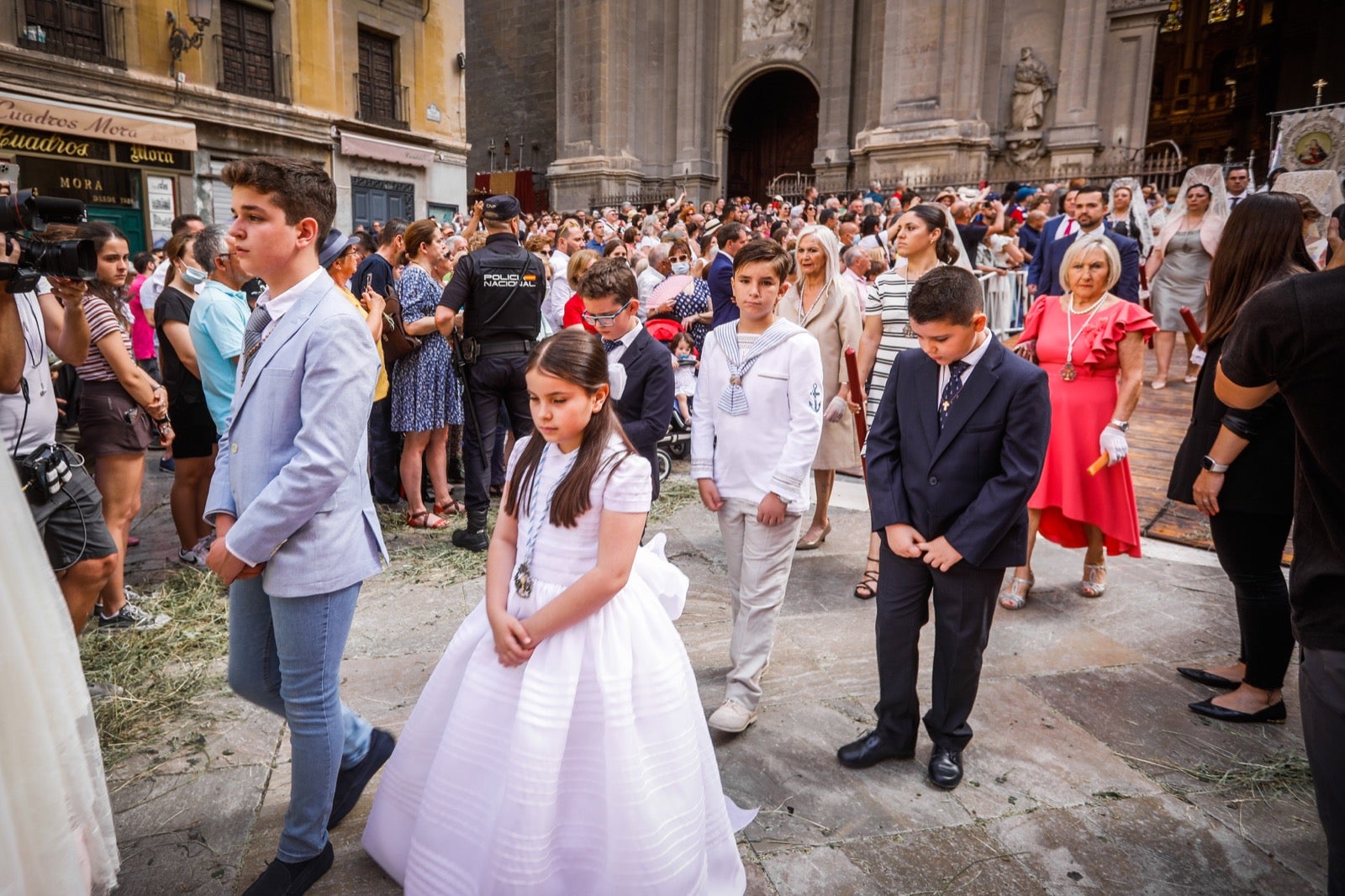 Miles de granadinos se dan cita en las calles de la capital para cumplir con una de las grandes tradiciones recuperadas