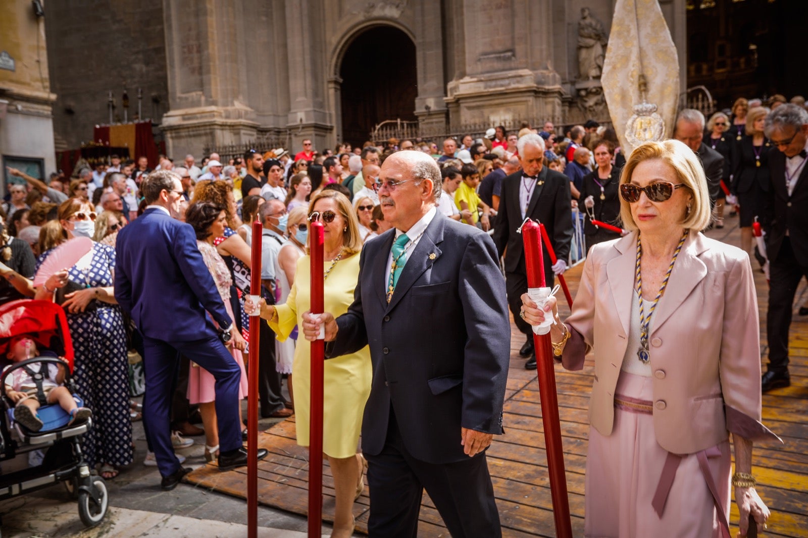 Miles de granadinos se dan cita en las calles de la capital para cumplir con una de las grandes tradiciones recuperadas