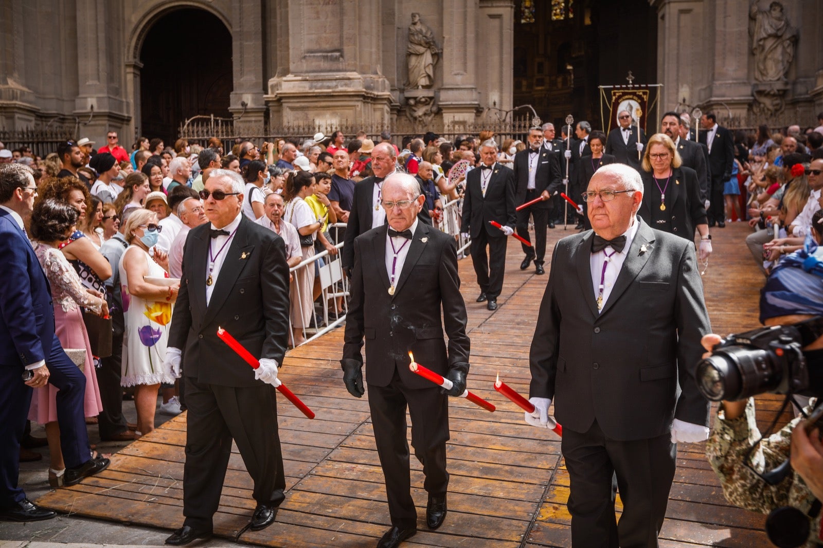 Miles de granadinos se dan cita en las calles de la capital para cumplir con una de las grandes tradiciones recuperadas