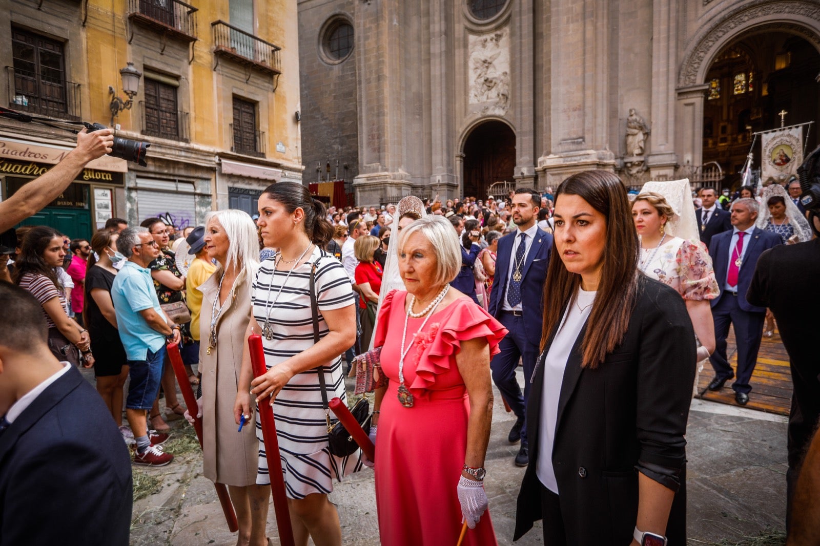 Miles de granadinos se dan cita en las calles de la capital para cumplir con una de las grandes tradiciones recuperadas