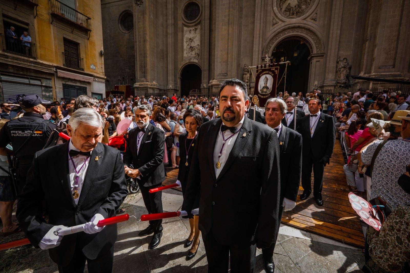 Miles de granadinos se dan cita en las calles de la capital para cumplir con una de las grandes tradiciones recuperadas