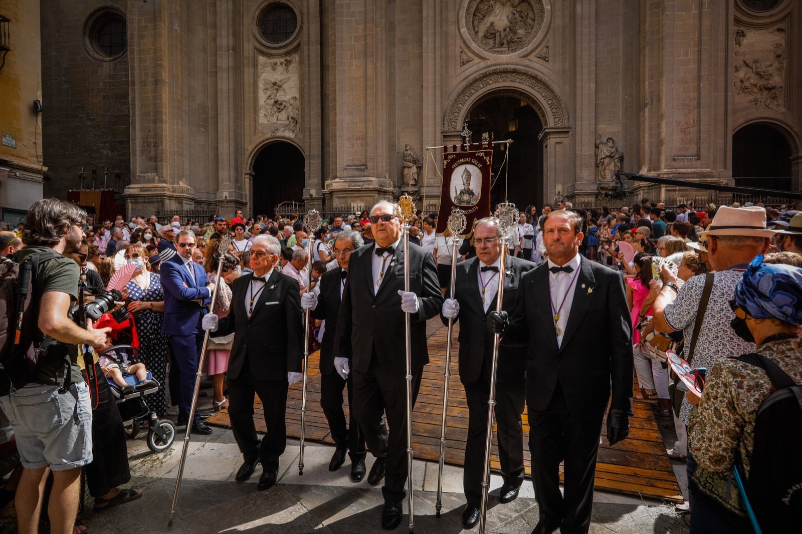 Miles de granadinos se dan cita en las calles de la capital para cumplir con una de las grandes tradiciones recuperadas