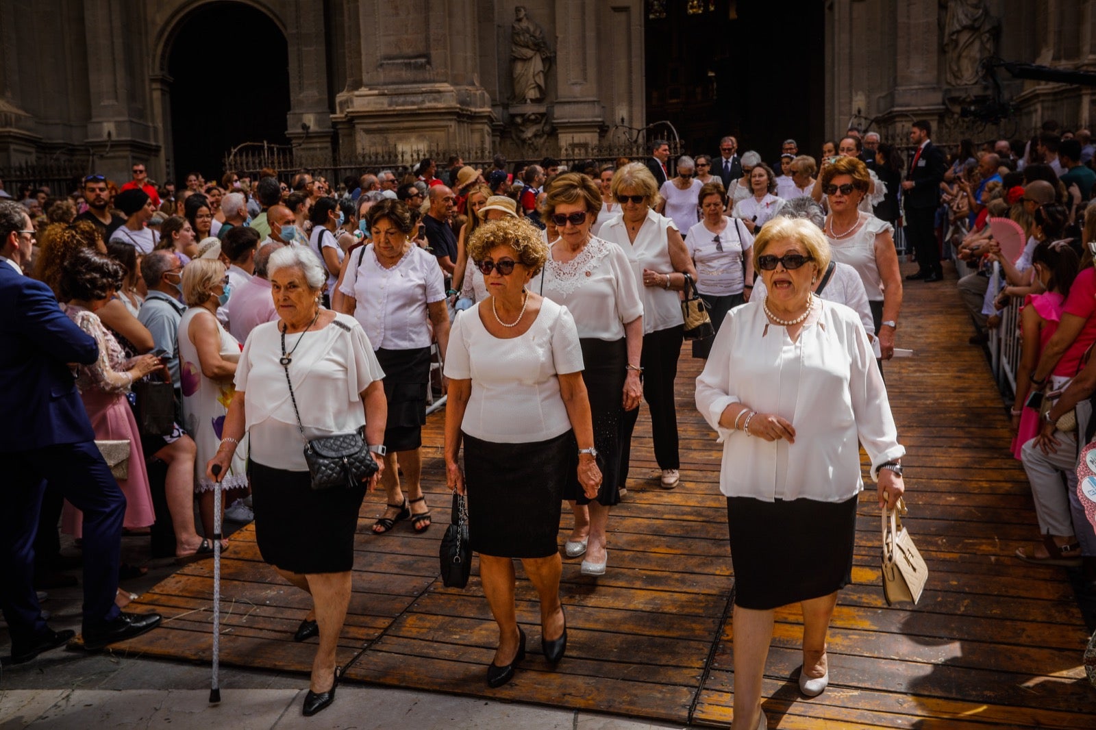 Miles de granadinos se dan cita en las calles de la capital para cumplir con una de las grandes tradiciones recuperadas