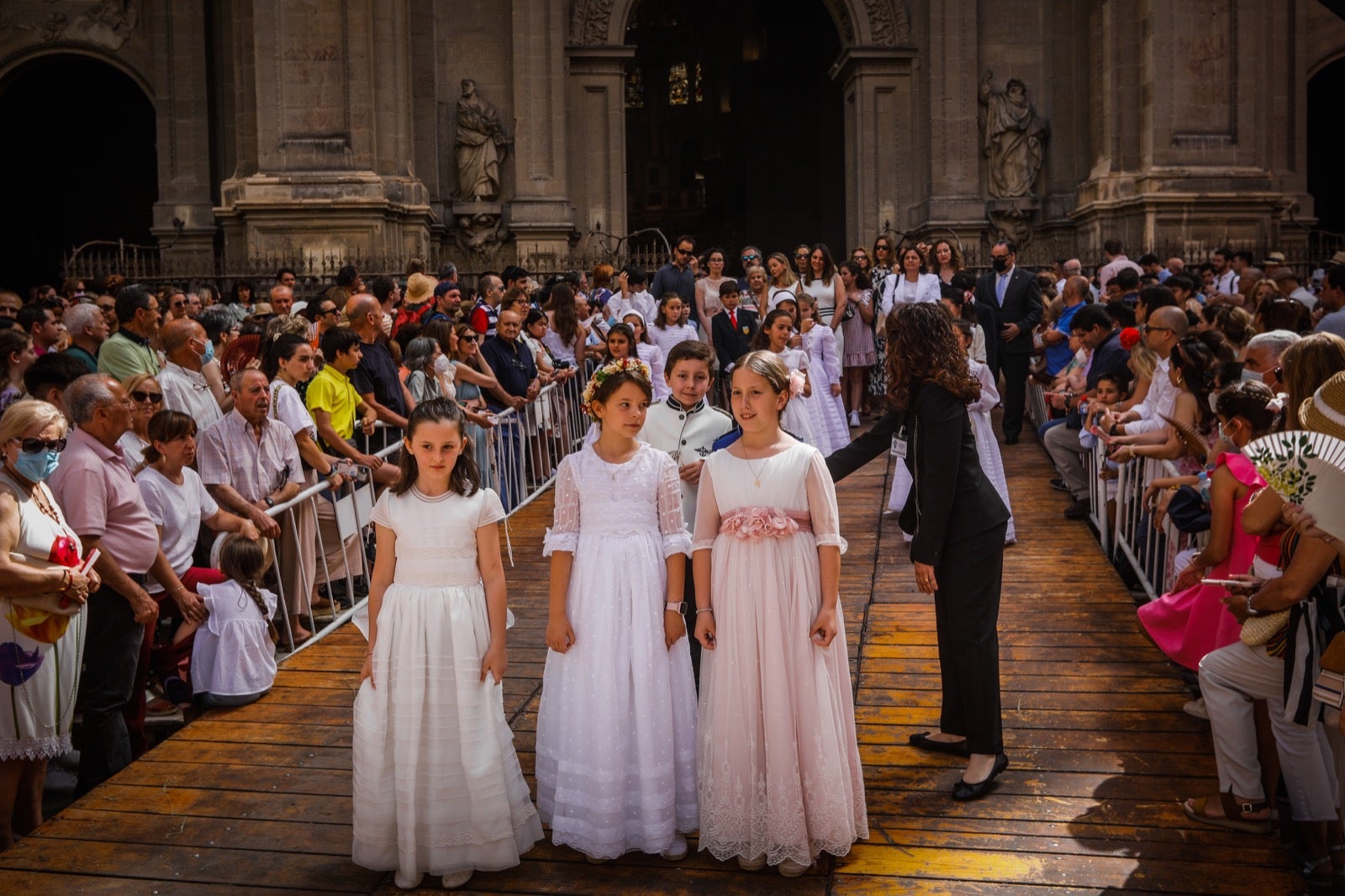 Miles de granadinos se dan cita en las calles de la capital para cumplir con una de las grandes tradiciones recuperadas