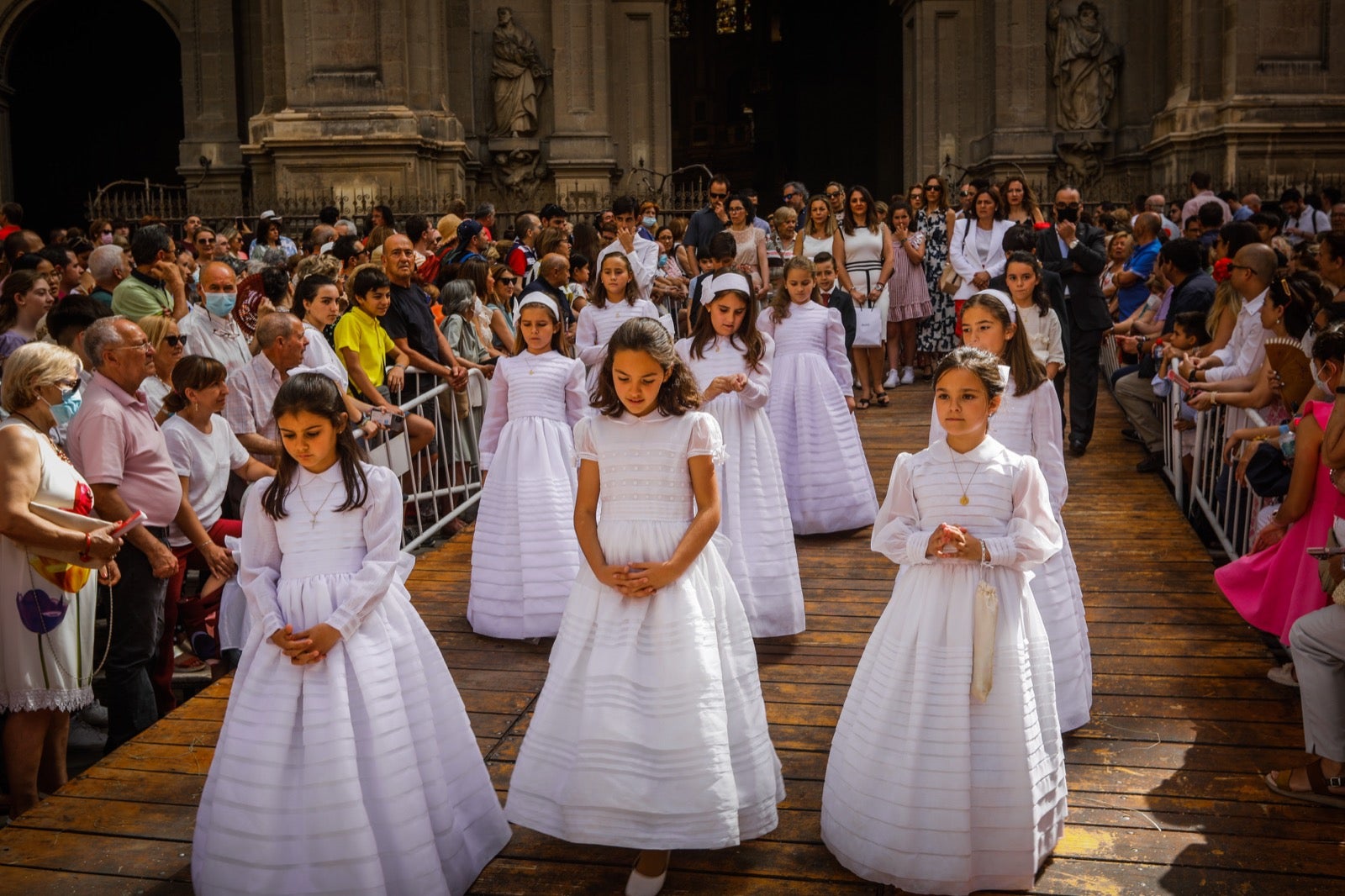 Miles de granadinos se dan cita en las calles de la capital para cumplir con una de las grandes tradiciones recuperadas