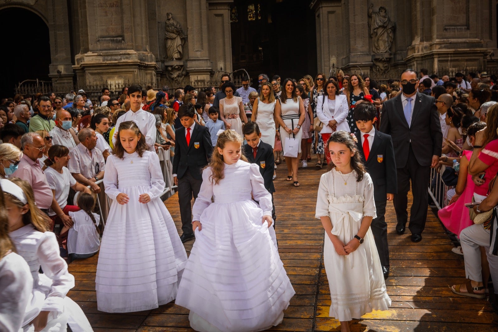 Miles de granadinos se dan cita en las calles de la capital para cumplir con una de las grandes tradiciones recuperadas