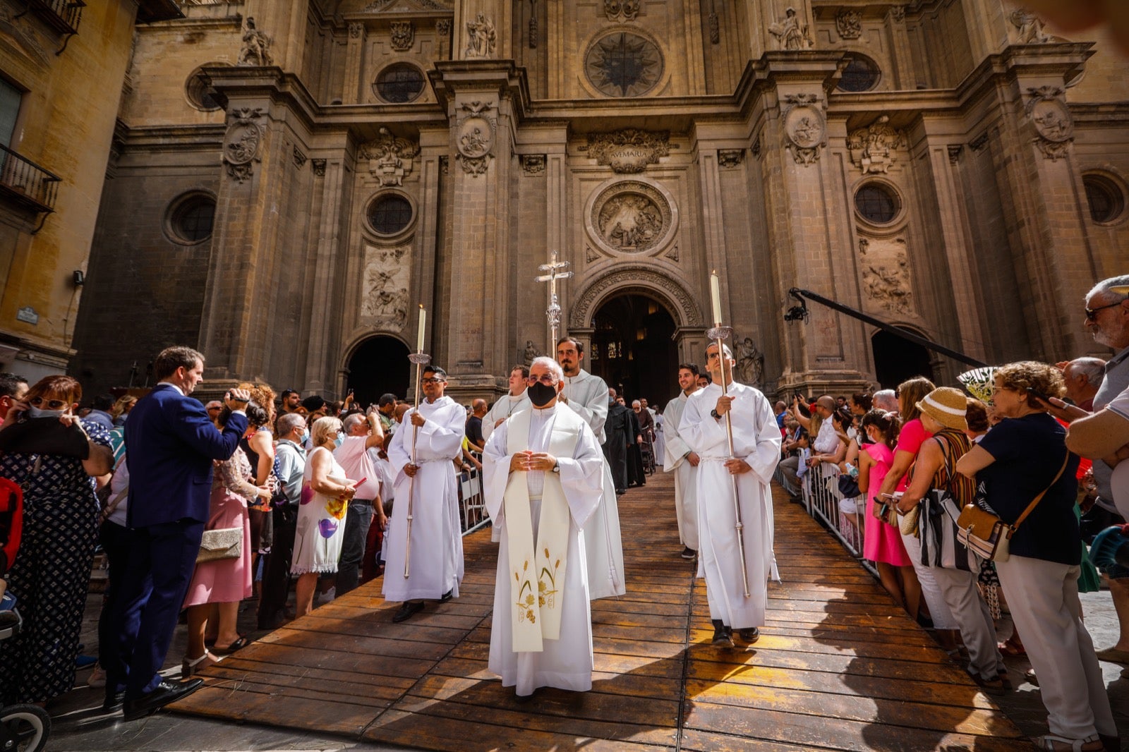 Miles de granadinos se dan cita en las calles de la capital para cumplir con una de las grandes tradiciones recuperadas