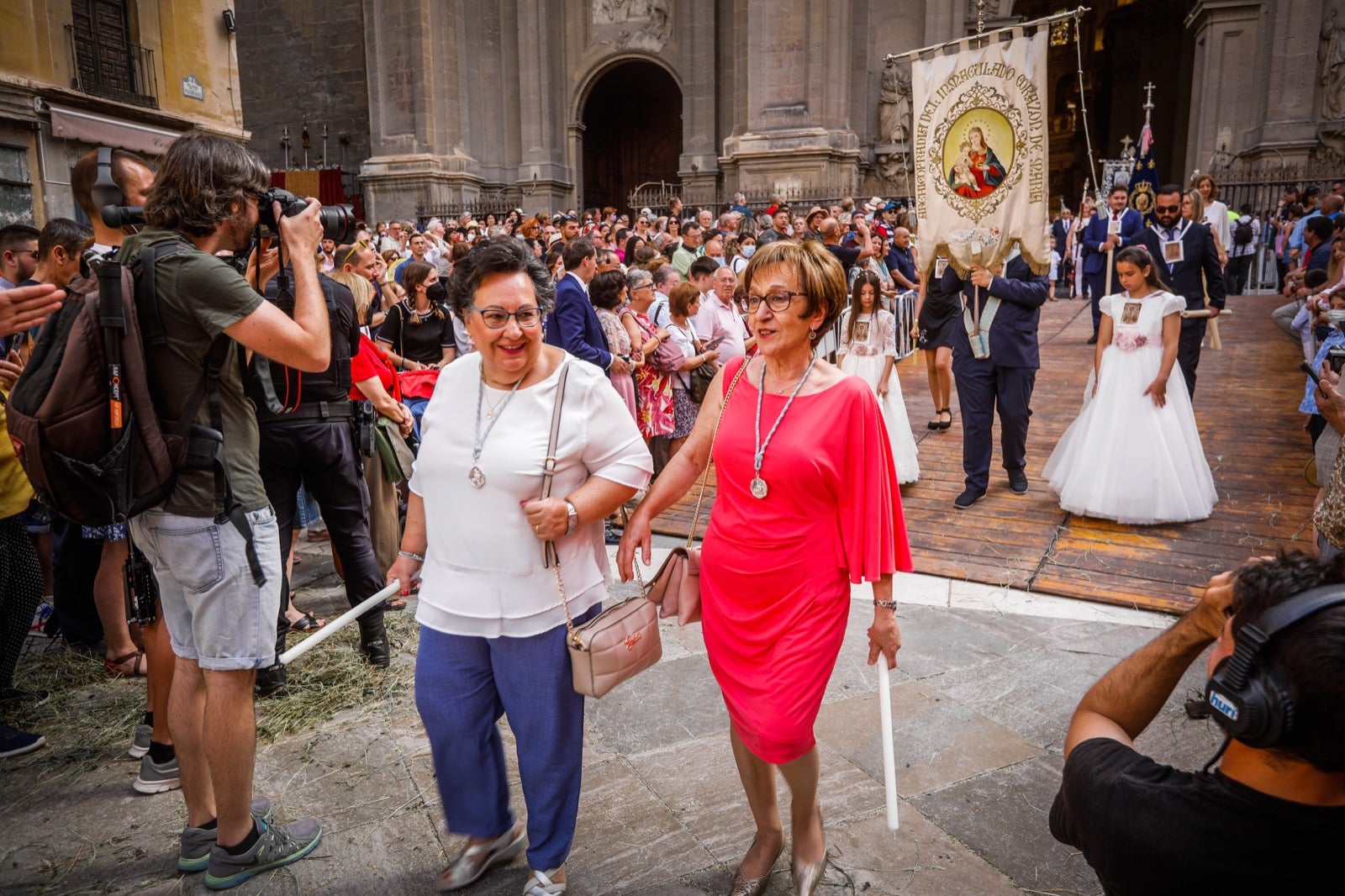 Miles de granadinos se dan cita en las calles de la capital para cumplir con una de las grandes tradiciones recuperadas