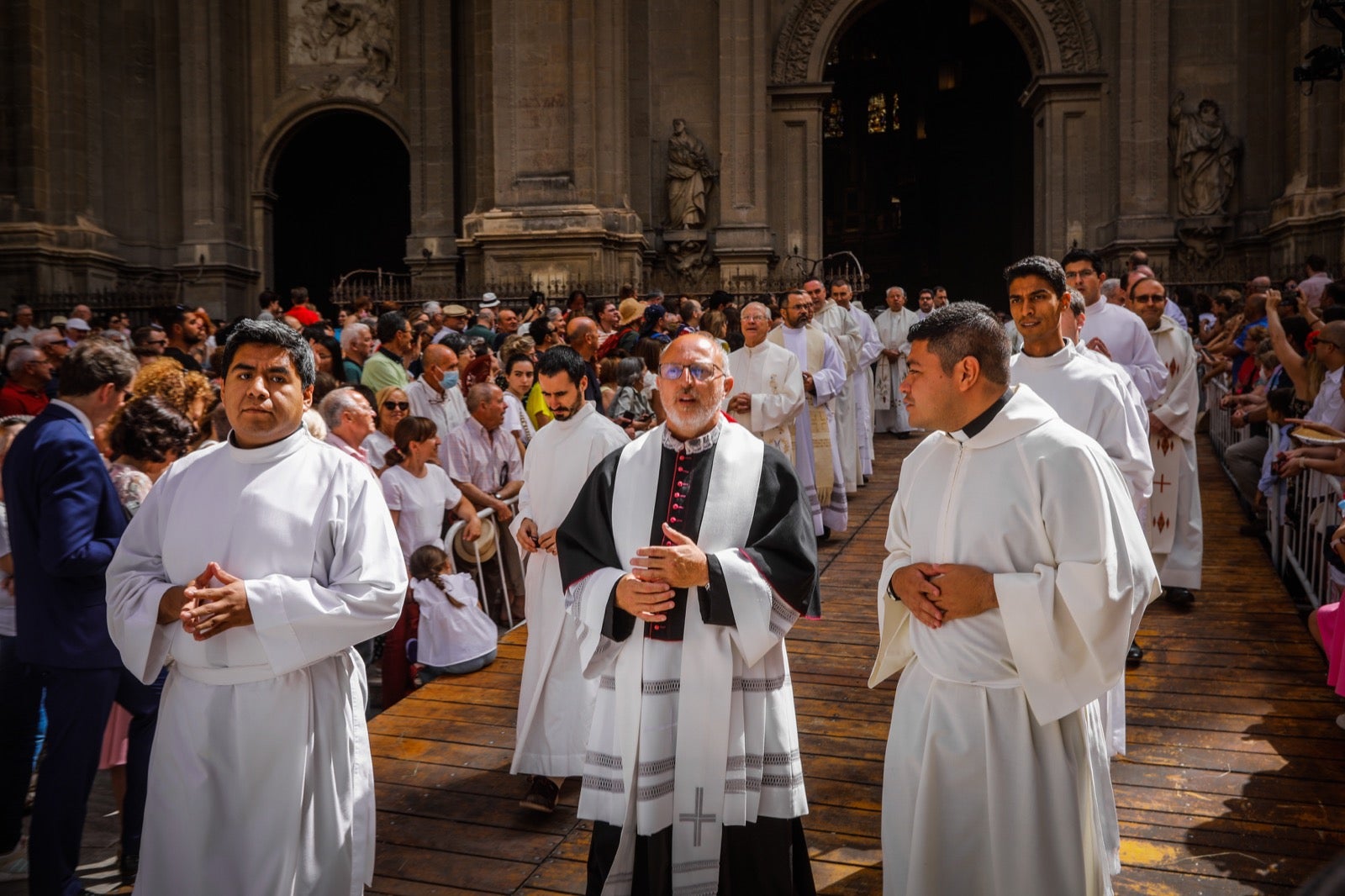 Miles de granadinos se dan cita en las calles de la capital para cumplir con una de las grandes tradiciones recuperadas