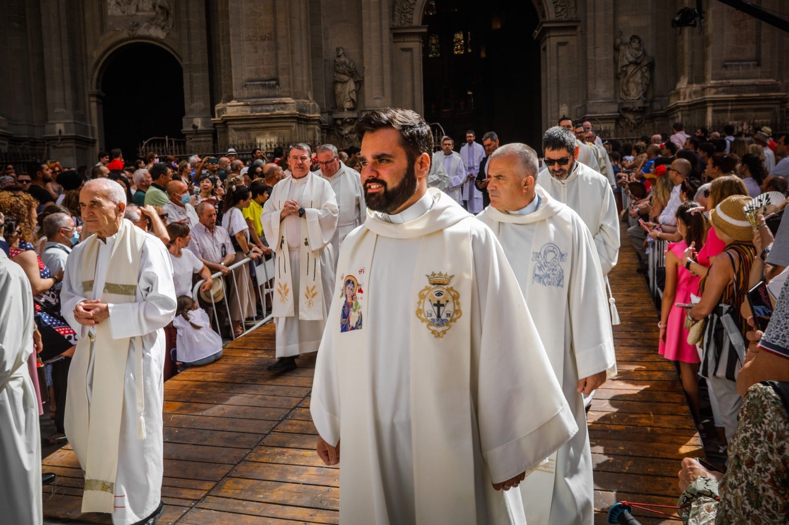 Miles de granadinos se dan cita en las calles de la capital para cumplir con una de las grandes tradiciones recuperadas