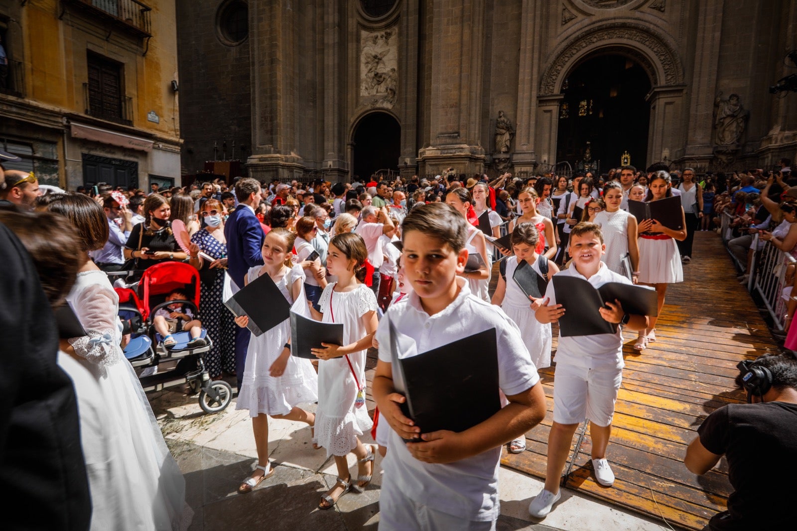 Miles de granadinos se dan cita en las calles de la capital para cumplir con una de las grandes tradiciones recuperadas