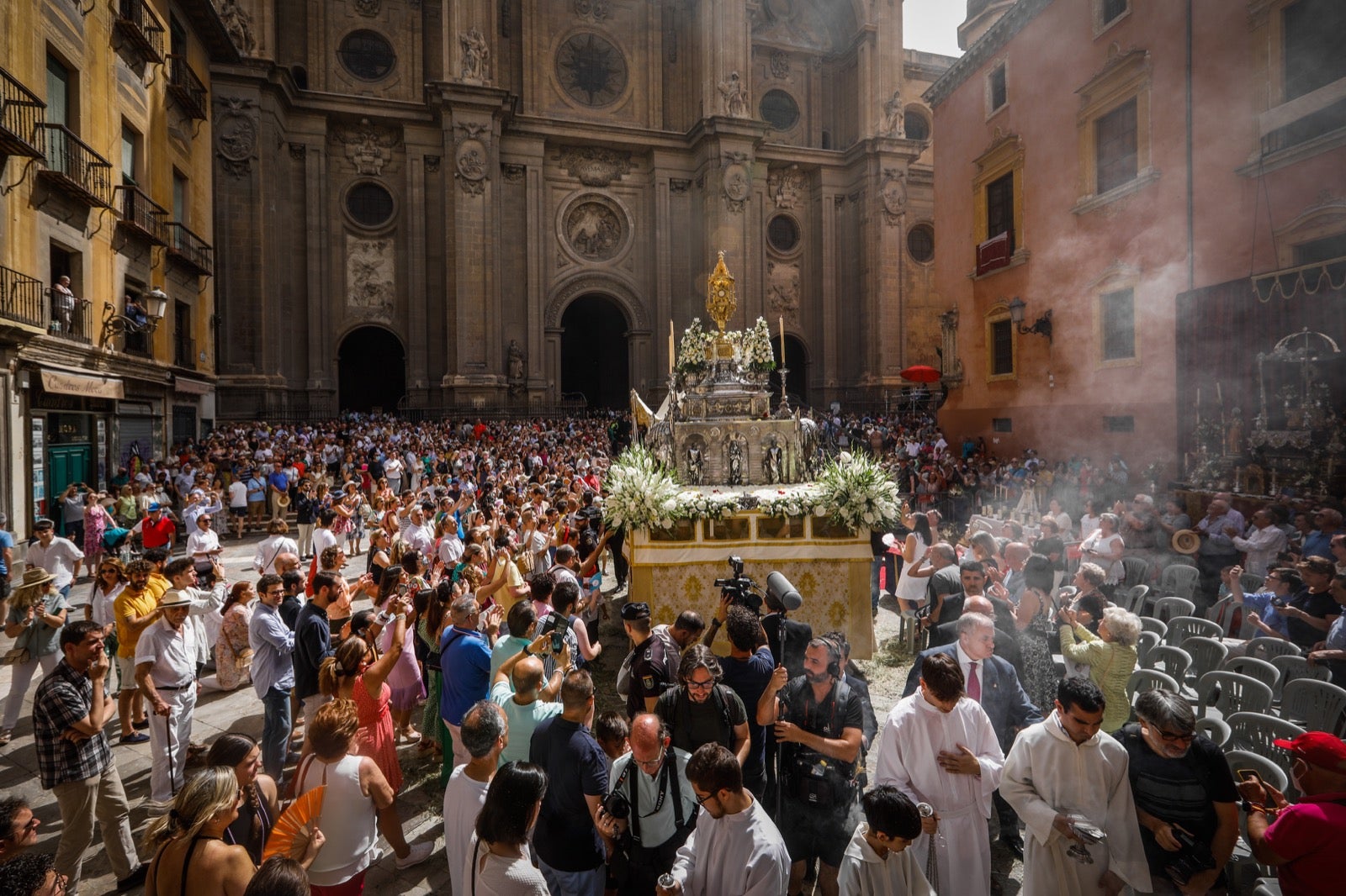 Miles de granadinos se dan cita en las calles de la capital para cumplir con una de las grandes tradiciones recuperadas