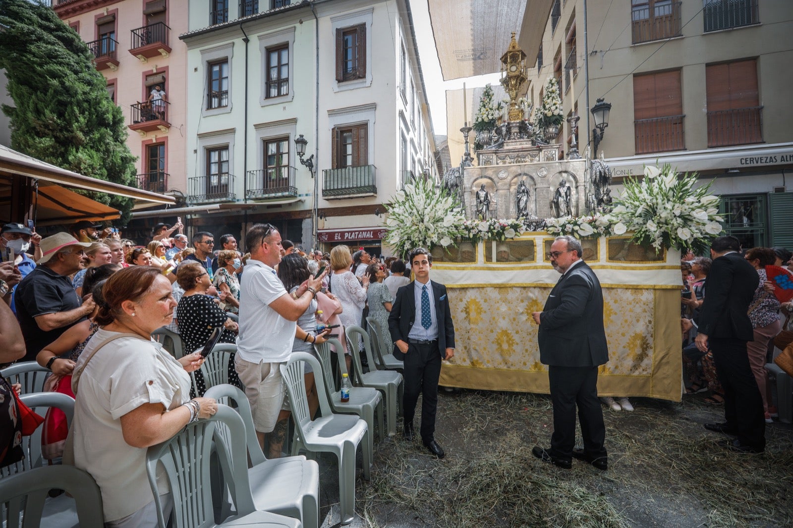 Miles de granadinos se dan cita en las calles de la capital para cumplir con una de las grandes tradiciones recuperadas