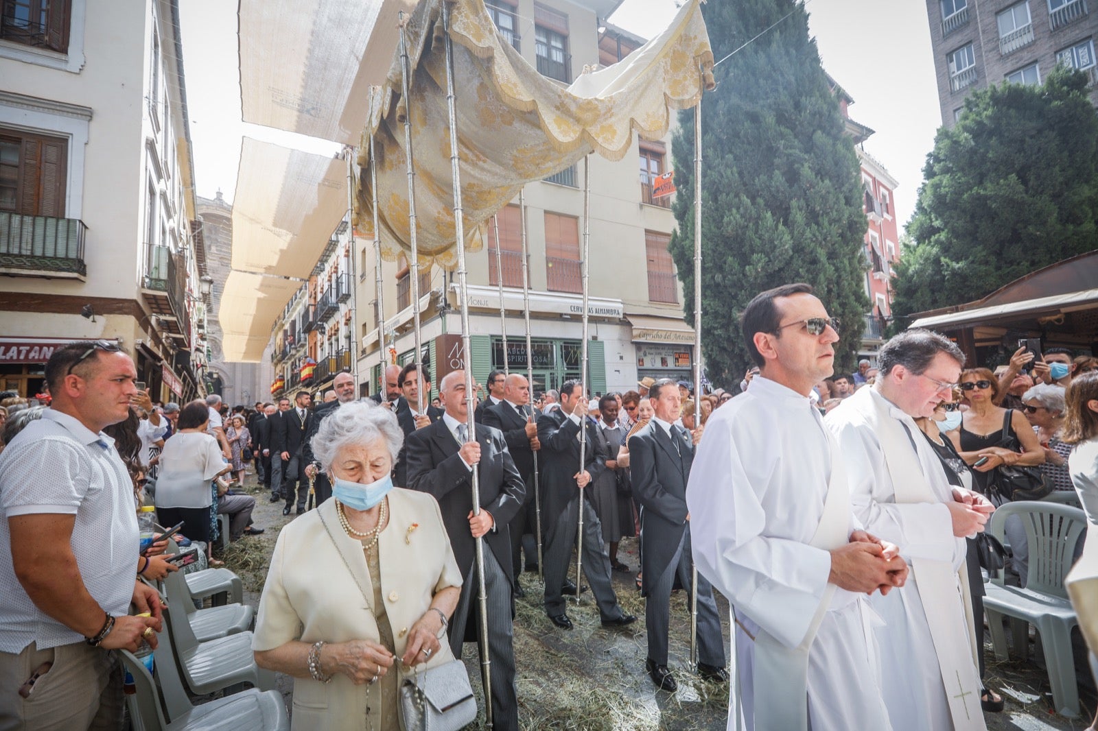 Miles de granadinos se dan cita en las calles de la capital para cumplir con una de las grandes tradiciones recuperadas