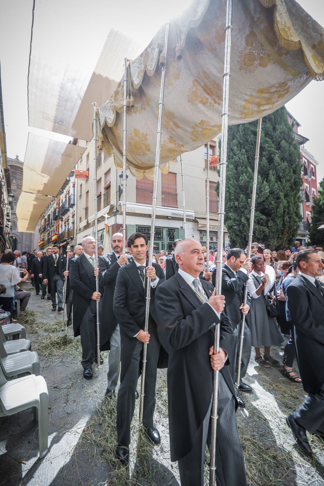 Miles de granadinos se dan cita en las calles de la capital para cumplir con una de las grandes tradiciones recuperadas