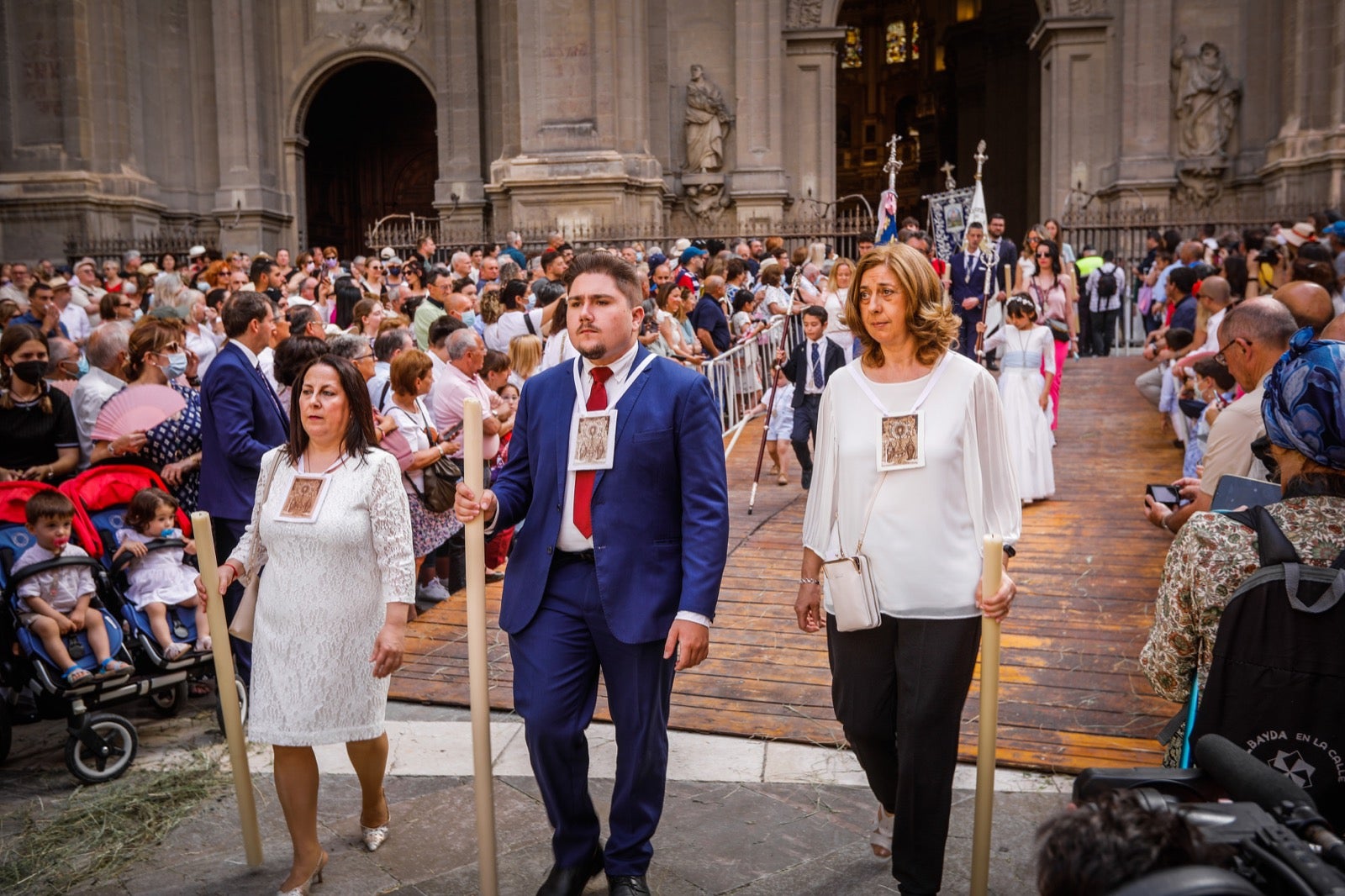 Miles de granadinos se dan cita en las calles de la capital para cumplir con una de las grandes tradiciones recuperadas