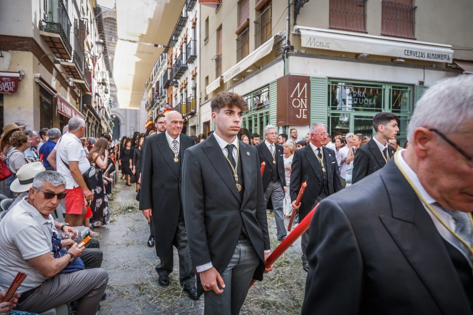 Miles de granadinos se dan cita en las calles de la capital para cumplir con una de las grandes tradiciones recuperadas