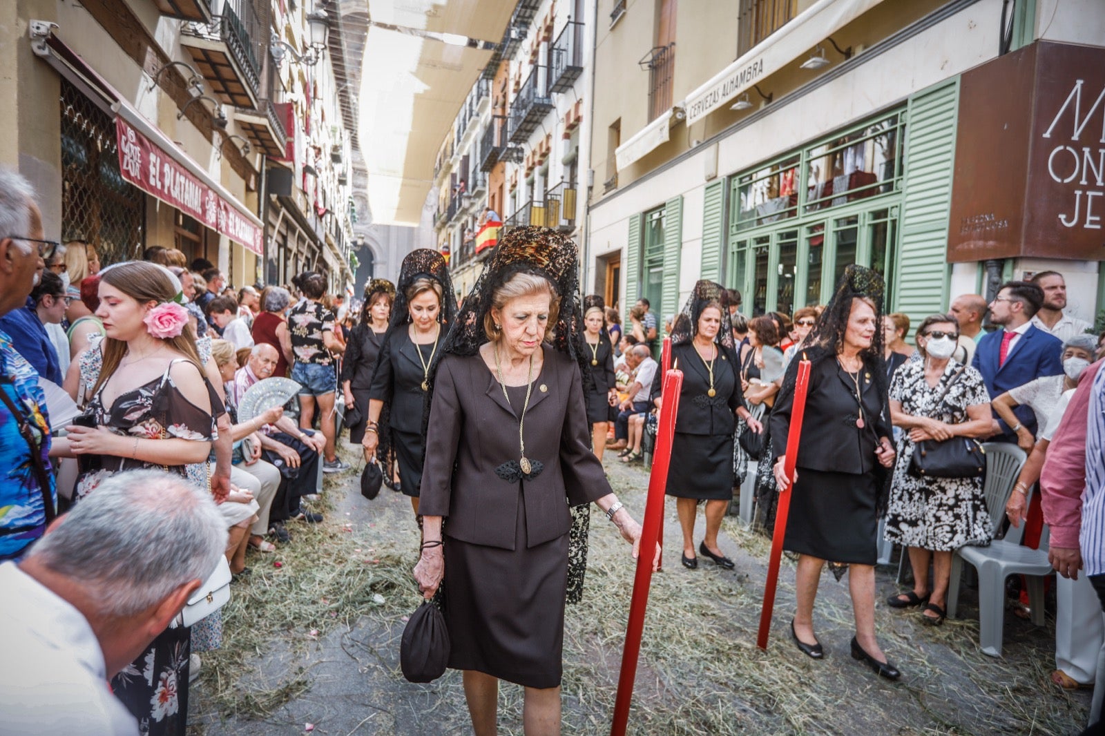 Miles de granadinos se dan cita en las calles de la capital para cumplir con una de las grandes tradiciones recuperadas