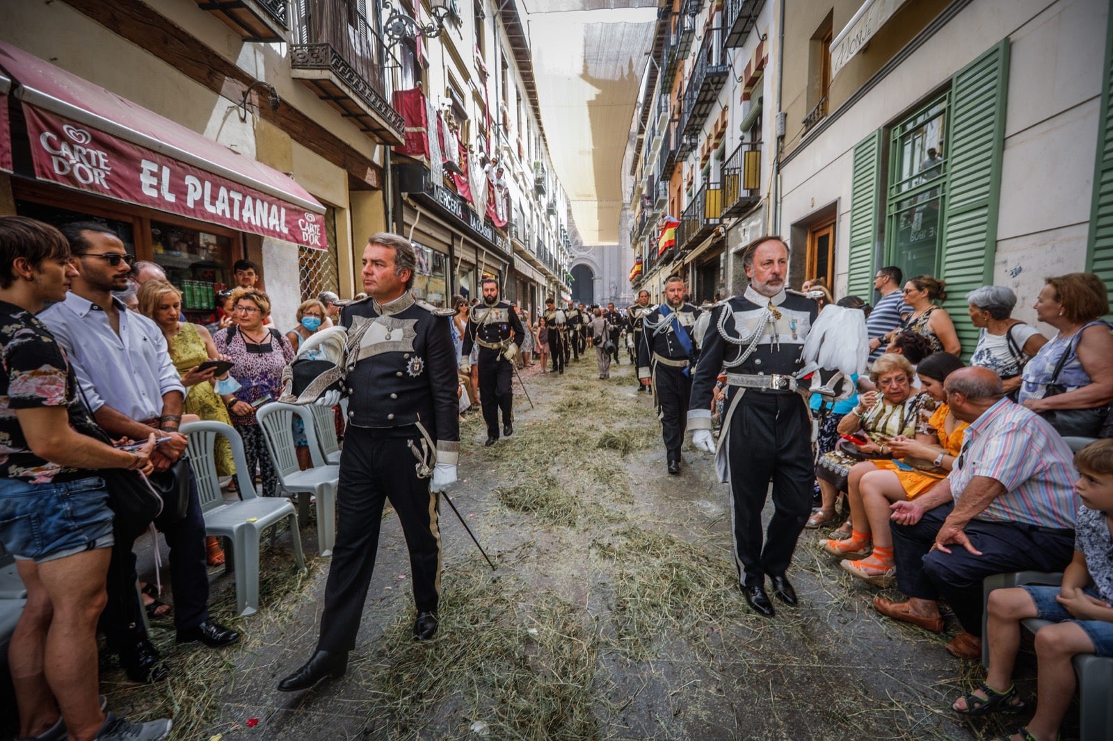 Miles de granadinos se dan cita en las calles de la capital para cumplir con una de las grandes tradiciones recuperadas