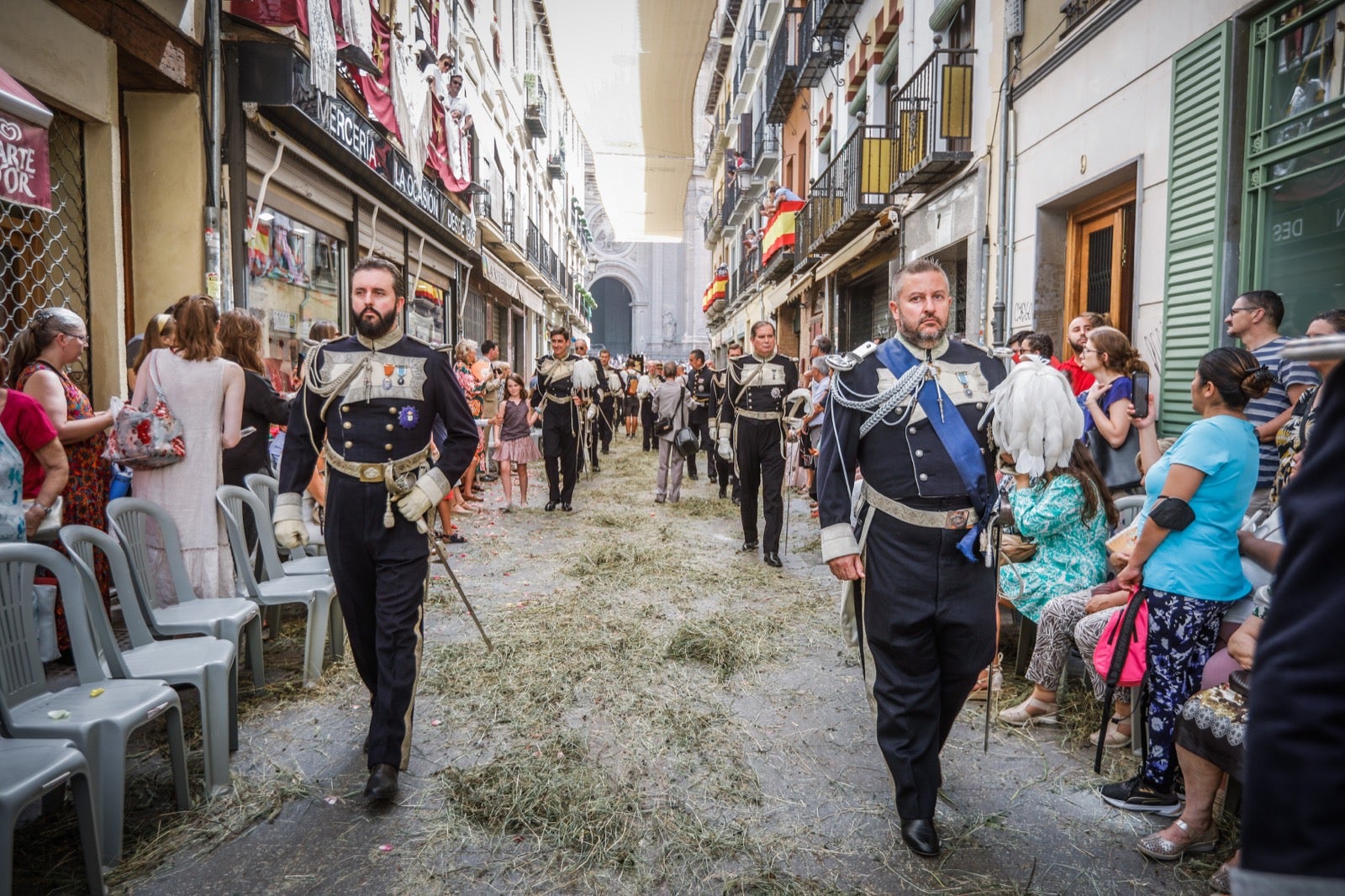 Miles de granadinos se dan cita en las calles de la capital para cumplir con una de las grandes tradiciones recuperadas