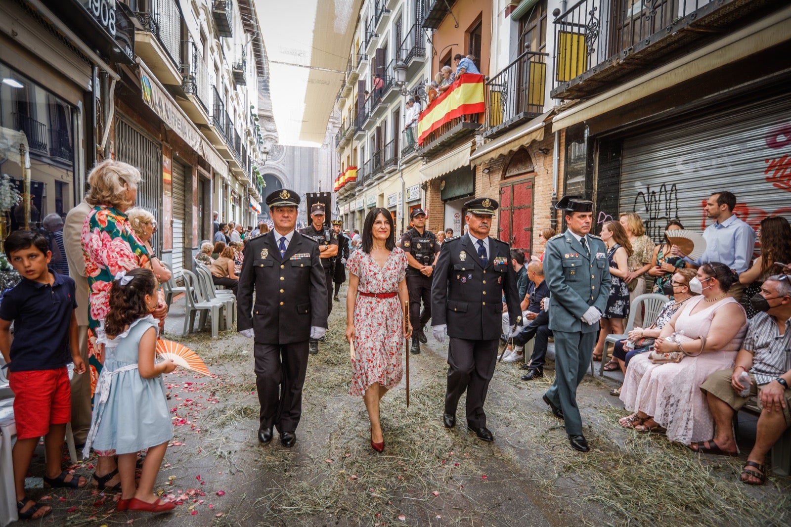 Miles de granadinos se dan cita en las calles de la capital para cumplir con una de las grandes tradiciones recuperadas