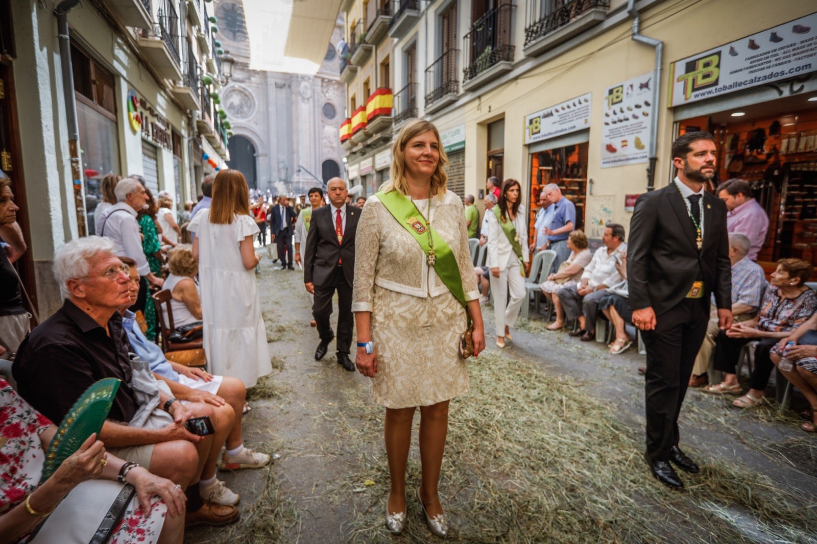 Miles de granadinos se dan cita en las calles de la capital para cumplir con una de las grandes tradiciones recuperadas