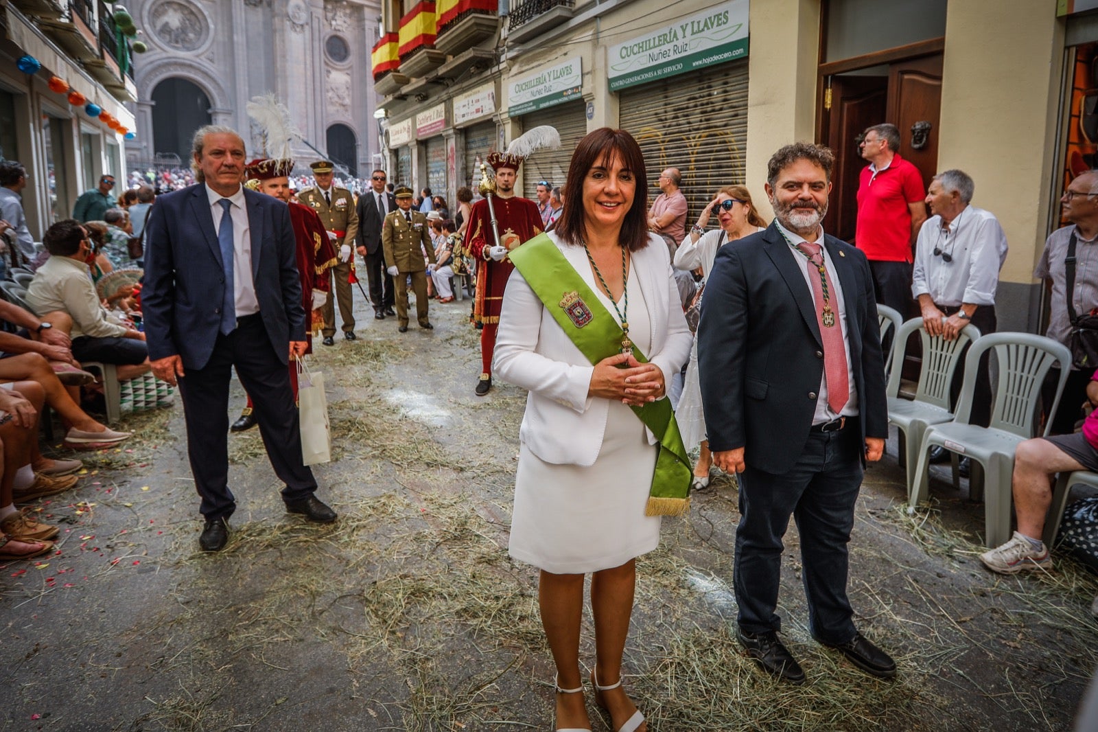 Miles de granadinos se dan cita en las calles de la capital para cumplir con una de las grandes tradiciones recuperadas