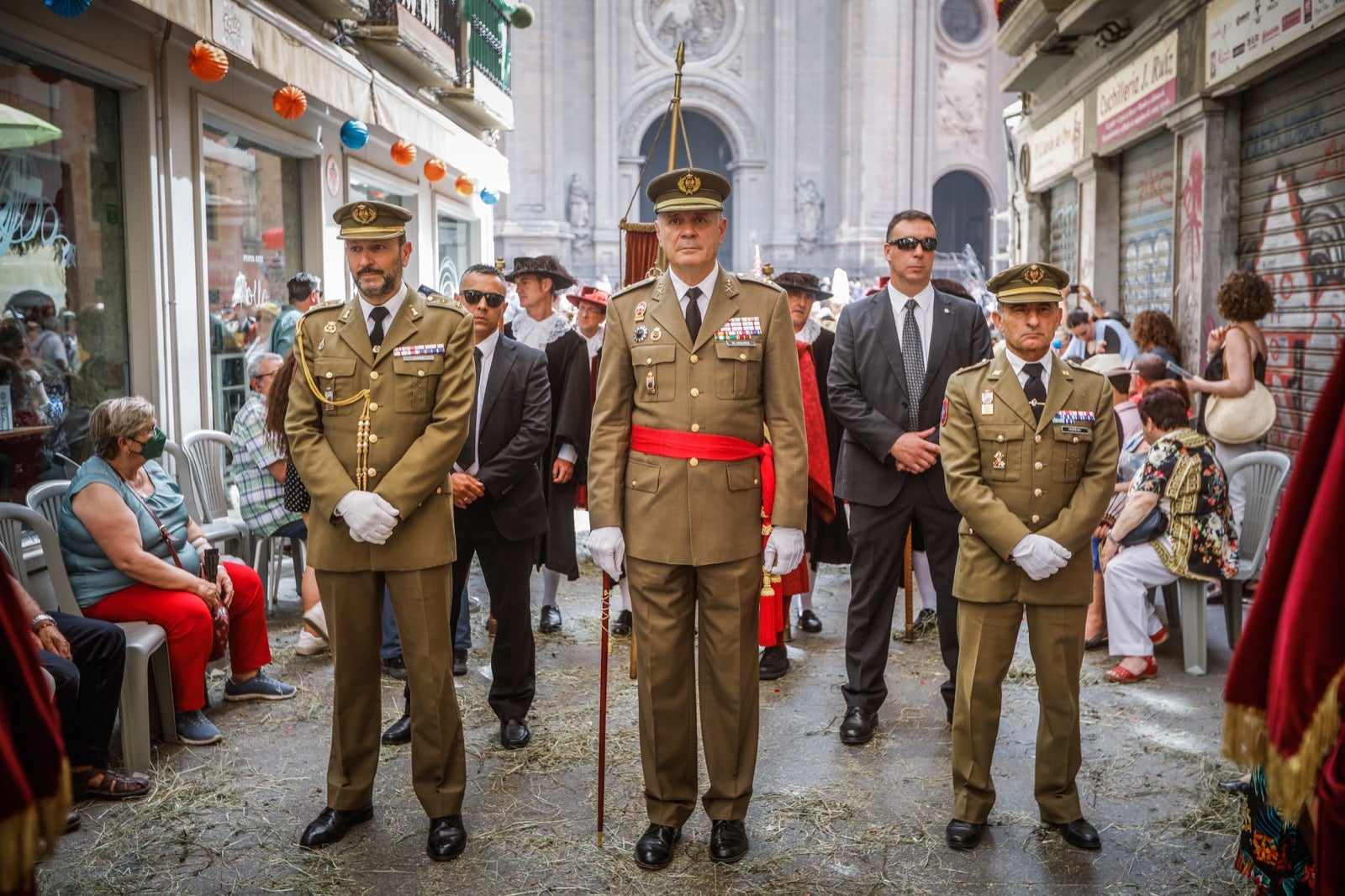 Miles de granadinos se dan cita en las calles de la capital para cumplir con una de las grandes tradiciones recuperadas