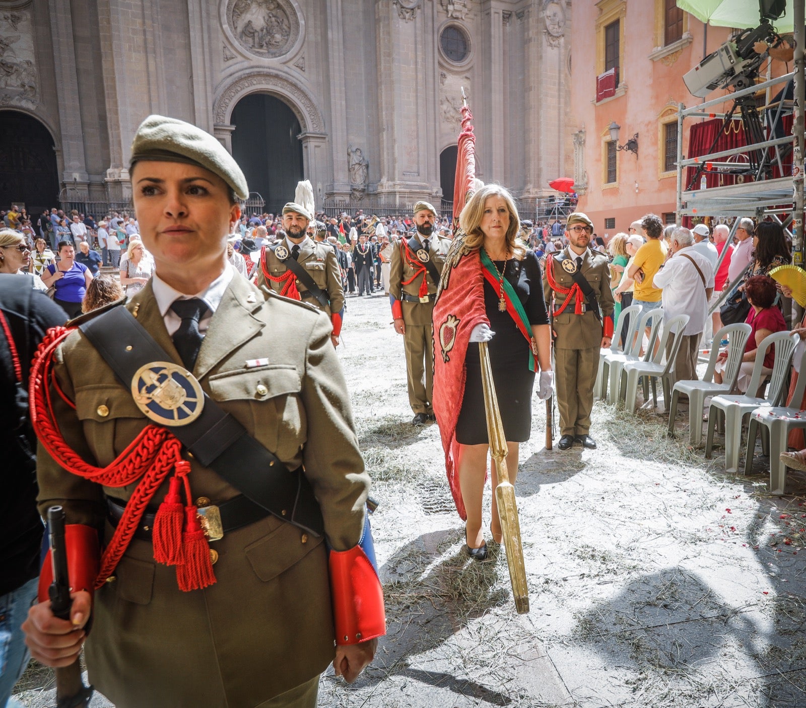 Miles de granadinos se dan cita en las calles de la capital para cumplir con una de las grandes tradiciones recuperadas