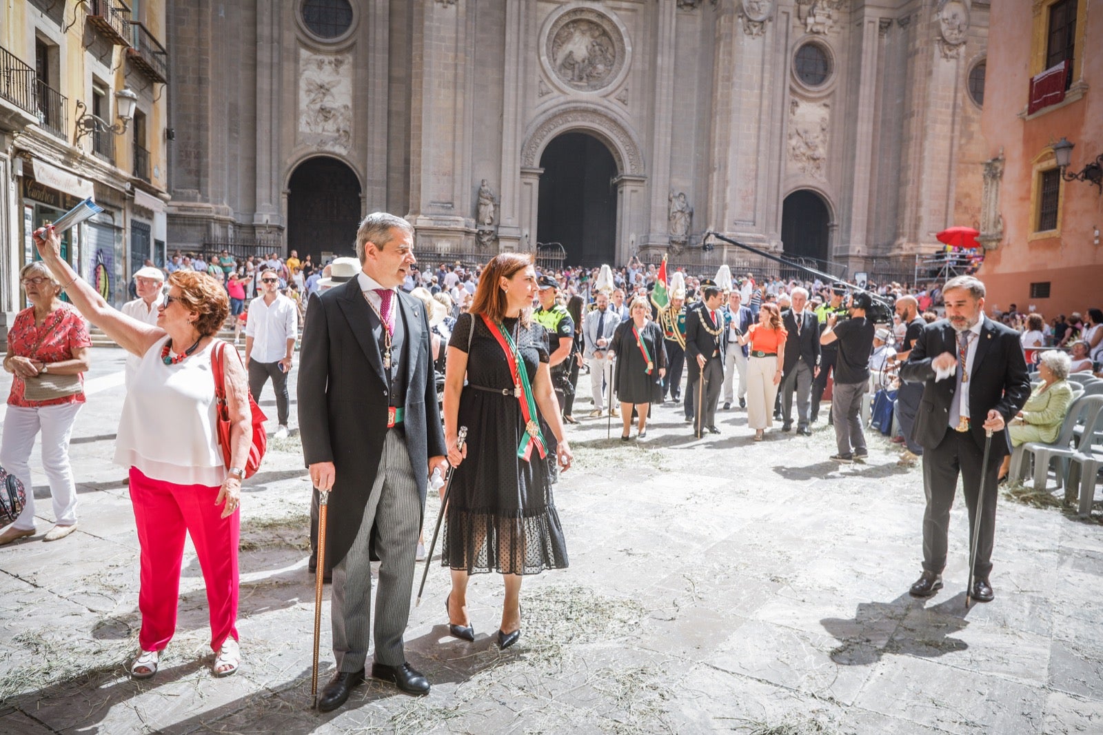 Miles de granadinos se dan cita en las calles de la capital para cumplir con una de las grandes tradiciones recuperadas