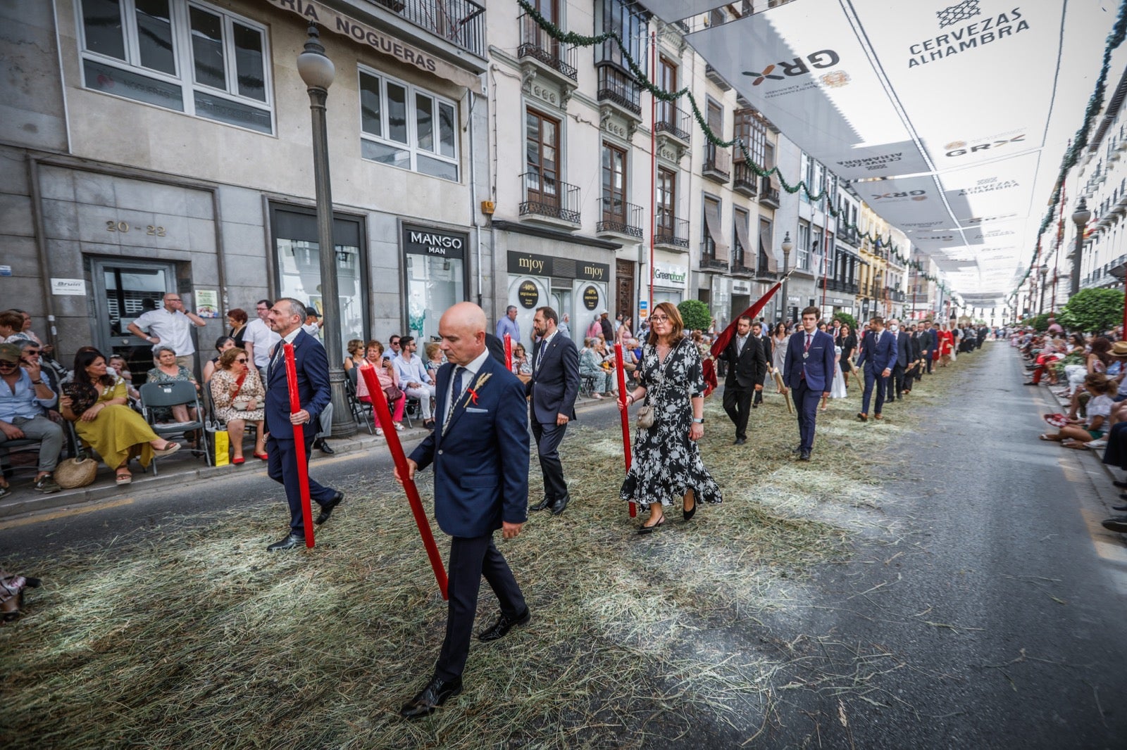 Miles de granadinos se dan cita en las calles de la capital para cumplir con una de las grandes tradiciones recuperadas