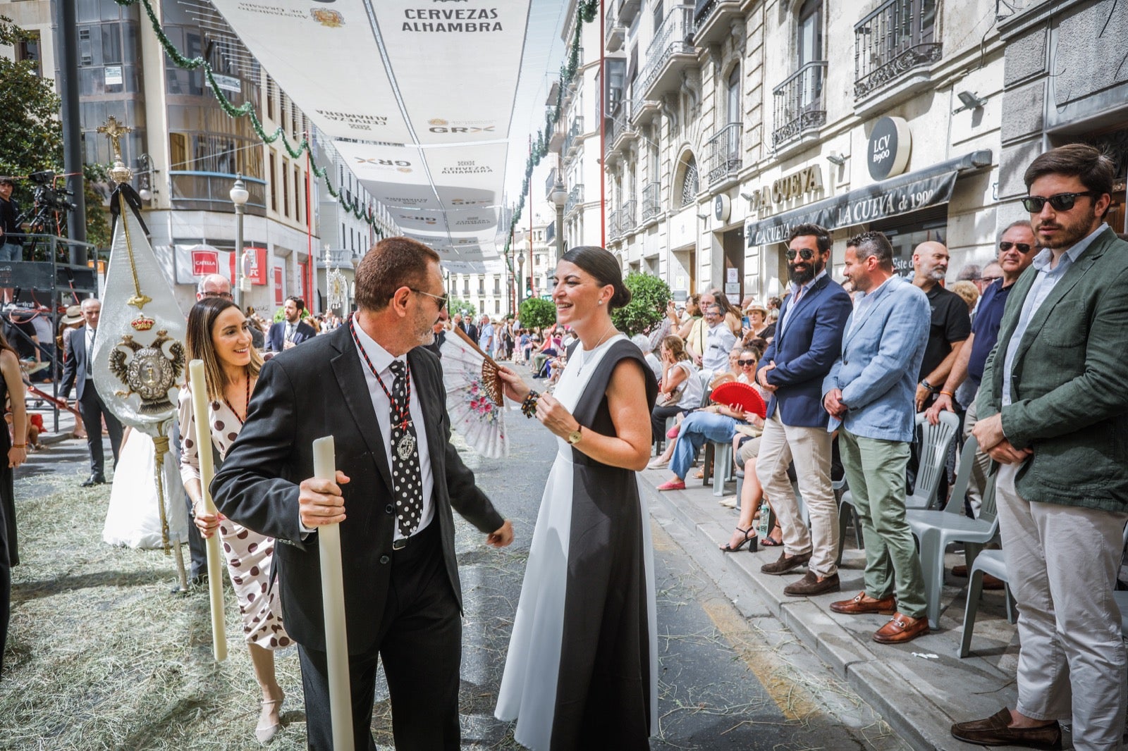 Miles de granadinos se dan cita en las calles de la capital para cumplir con una de las grandes tradiciones recuperadas