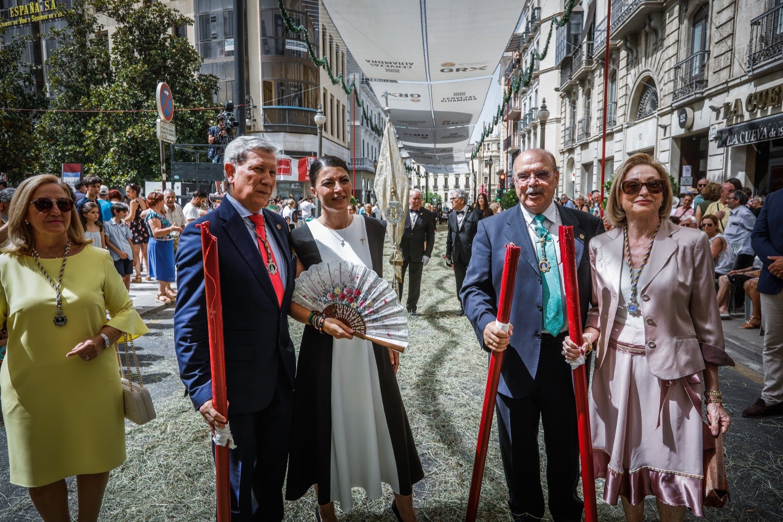 Miles de granadinos se dan cita en las calles de la capital para cumplir con una de las grandes tradiciones recuperadas