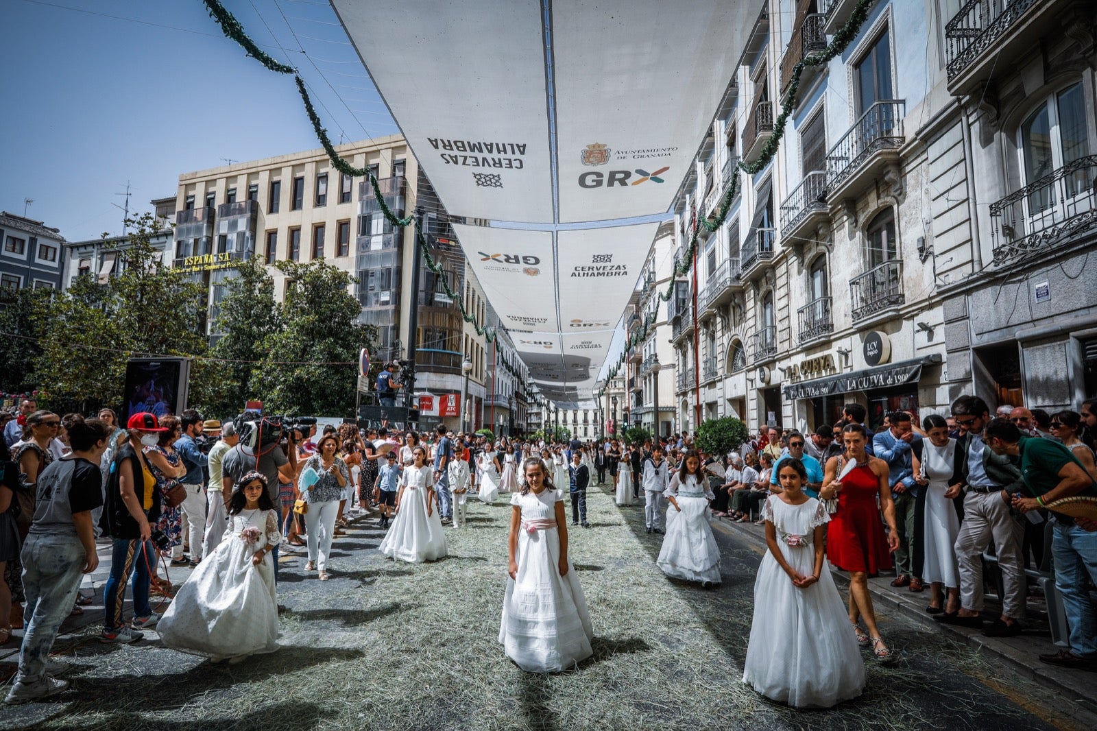 Miles de granadinos se dan cita en las calles de la capital para cumplir con una de las grandes tradiciones recuperadas