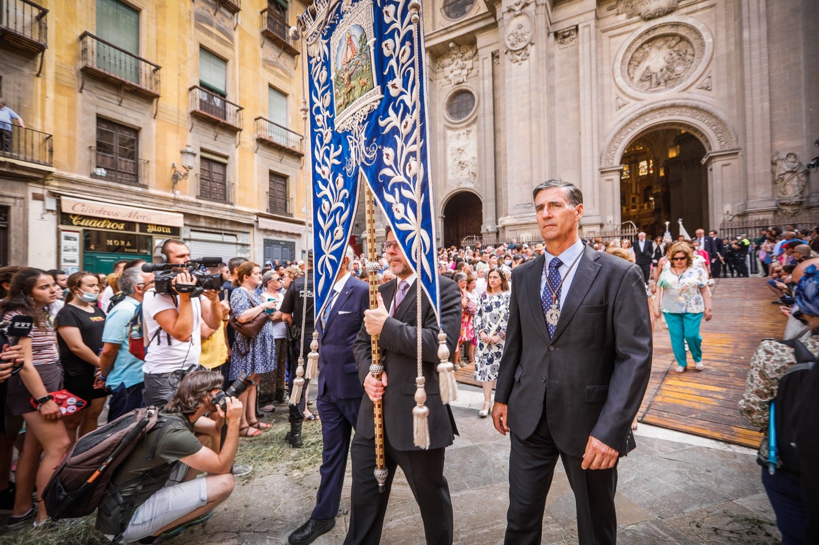 Miles de granadinos se dan cita en las calles de la capital para cumplir con una de las grandes tradiciones recuperadas